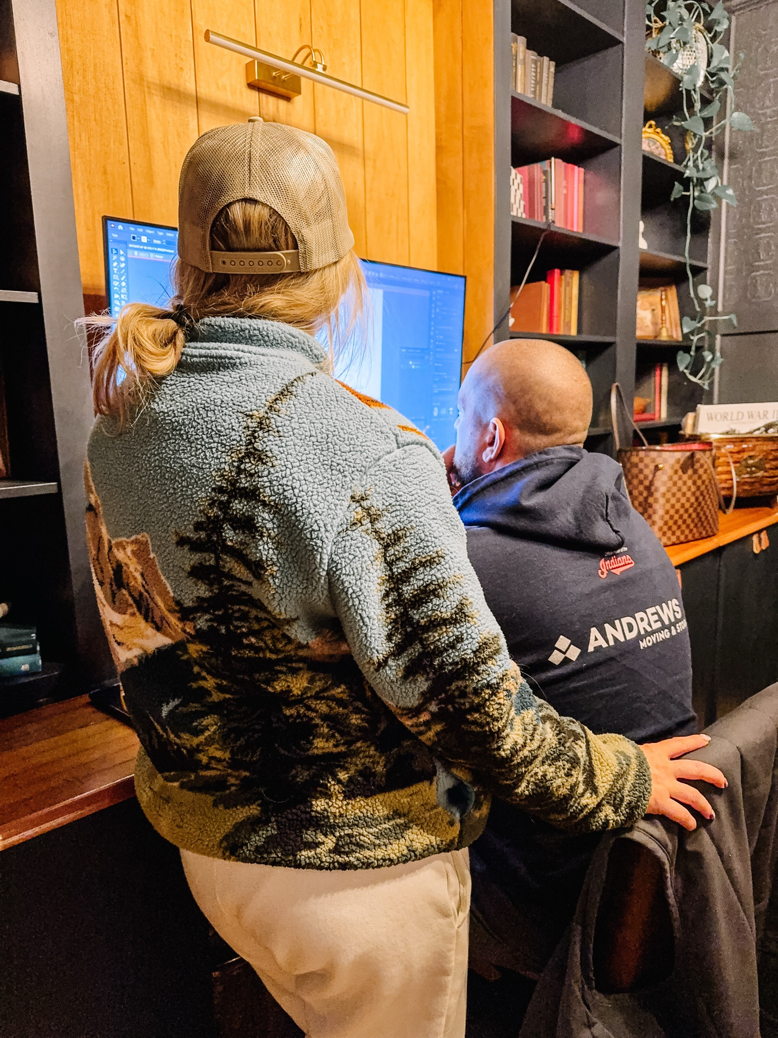 Comfy vintage style.
I’m wearing XL in this fleece 