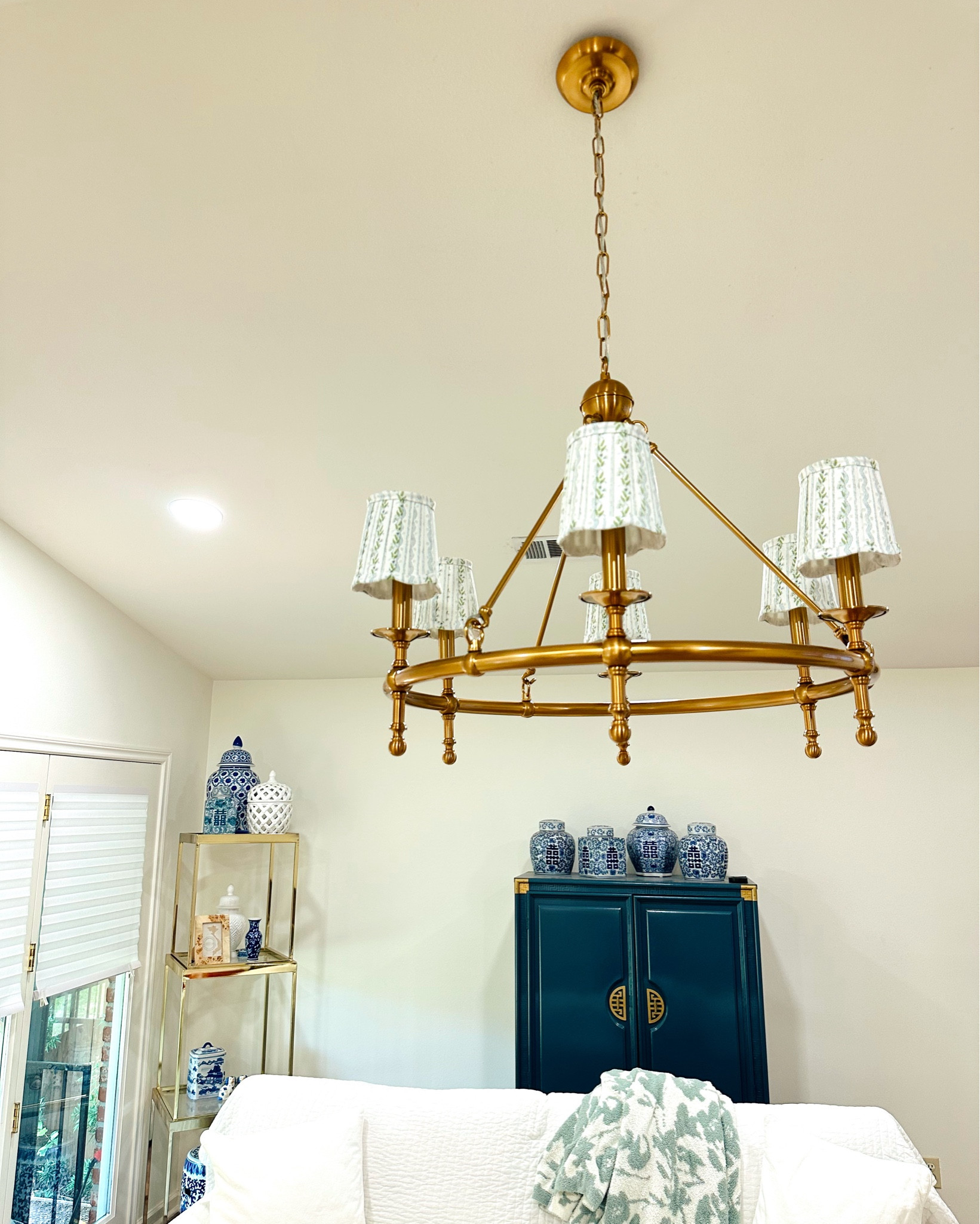 Sharing our living area chandelier 🫶🏻
This Visual Comfort look-for-less is less than quarter of the price and you won’t believe where it’s from! 🤭 It’s amazing quality and has a beautiful brass finish. Shades were purchased separately. 





#lookforless #thelookforless #grandmillenial #vintage #grandmillenialhome #grandmillenialhomedesign #visualcomfort #visualcomfortdupe #chandelier #brass #brasschandelier #lighting #lightingforless #lightfixture #brasschandelier #vintagechandelier