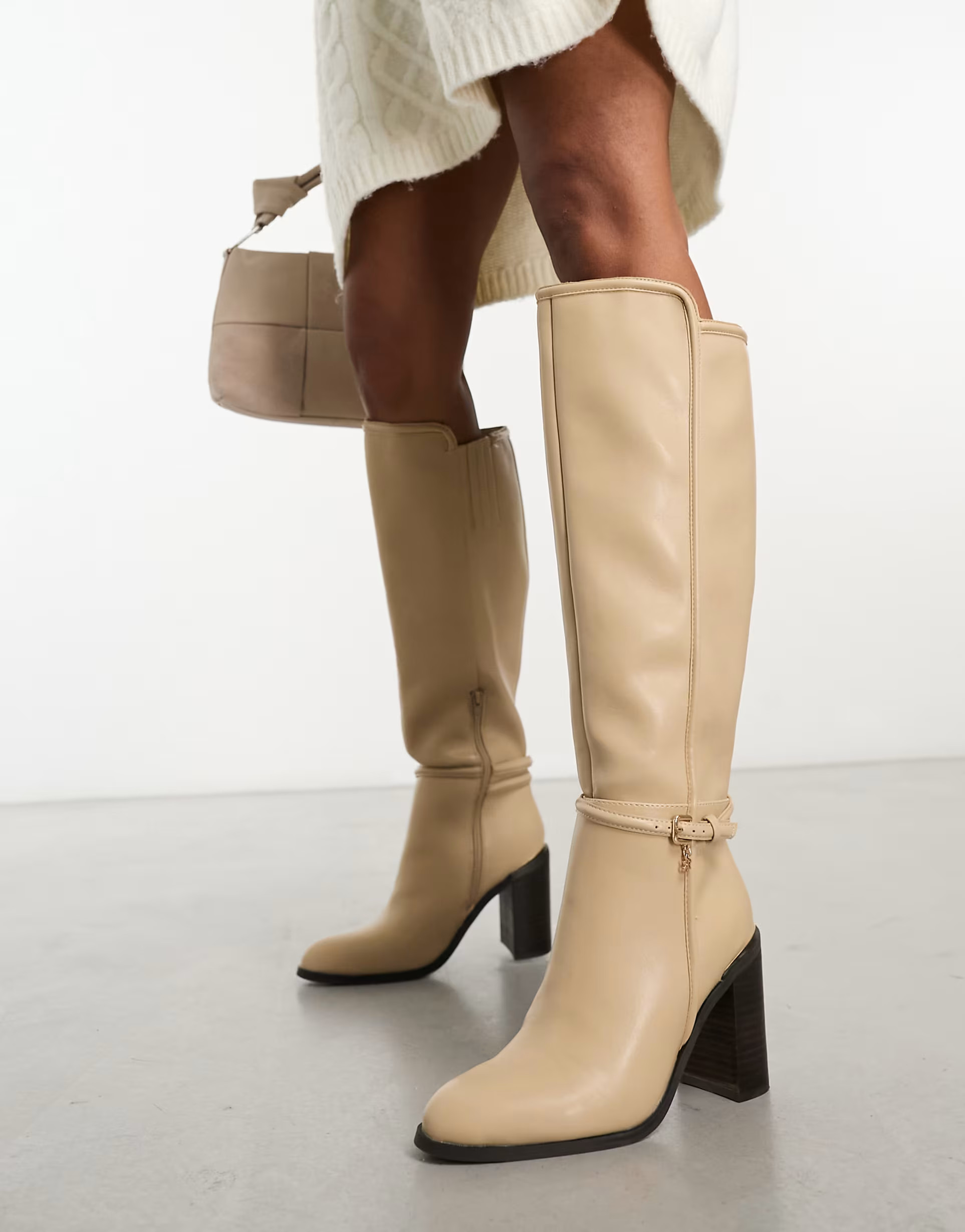 River Island – Kniehohe Stiefel in Beige mit Schnalle | ASOS (Global)