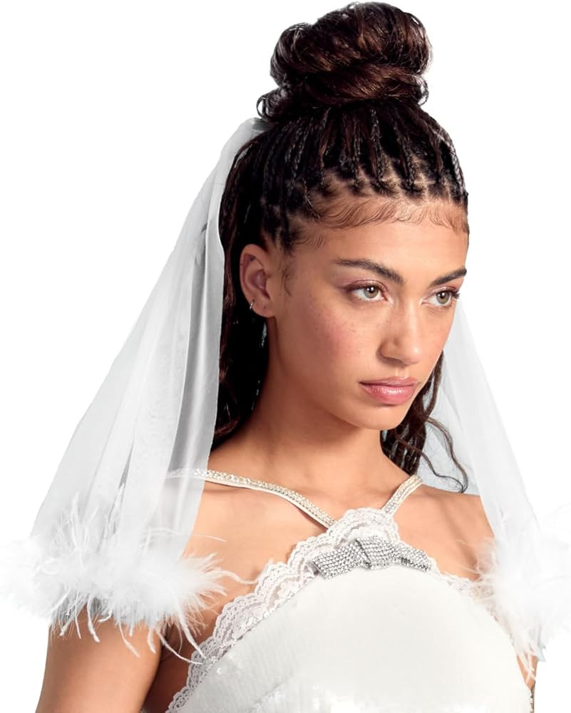 xo, Fetti White Feather Trim Bridal Veil | Bachelorette Party Hairpiece, Bridal Shower Accessory,... | Amazon (US)