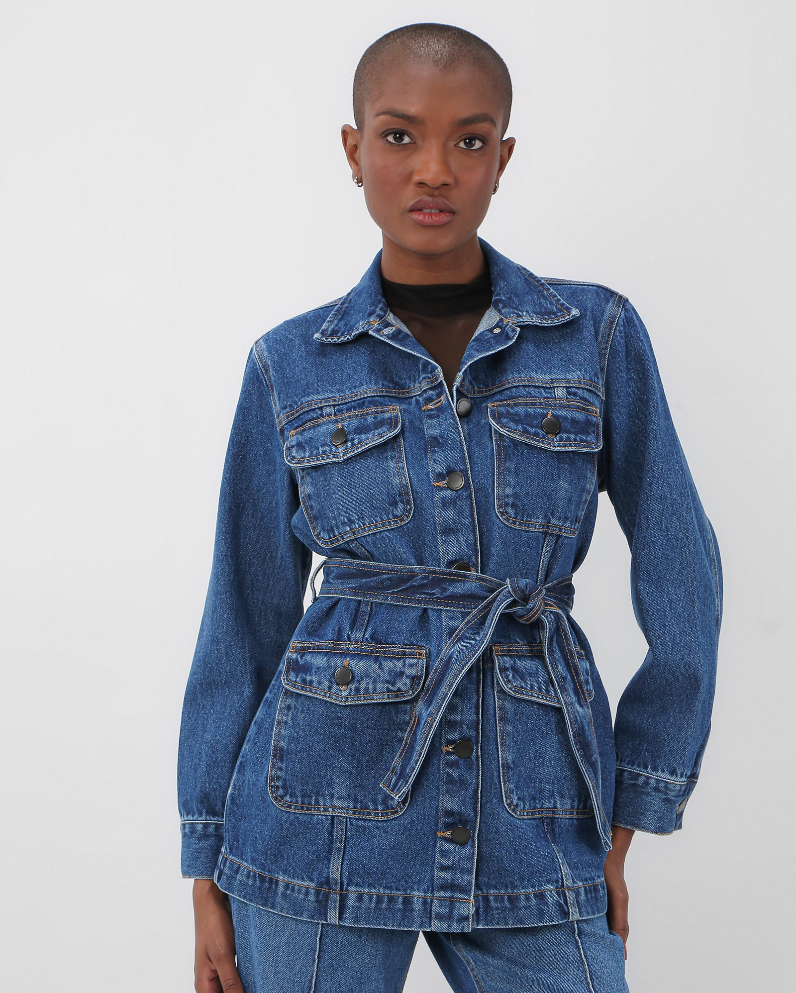 Jaqueta jeans feminina com bolso cargo denim médio | AK by Riachuelo | Riachuelo (BR)