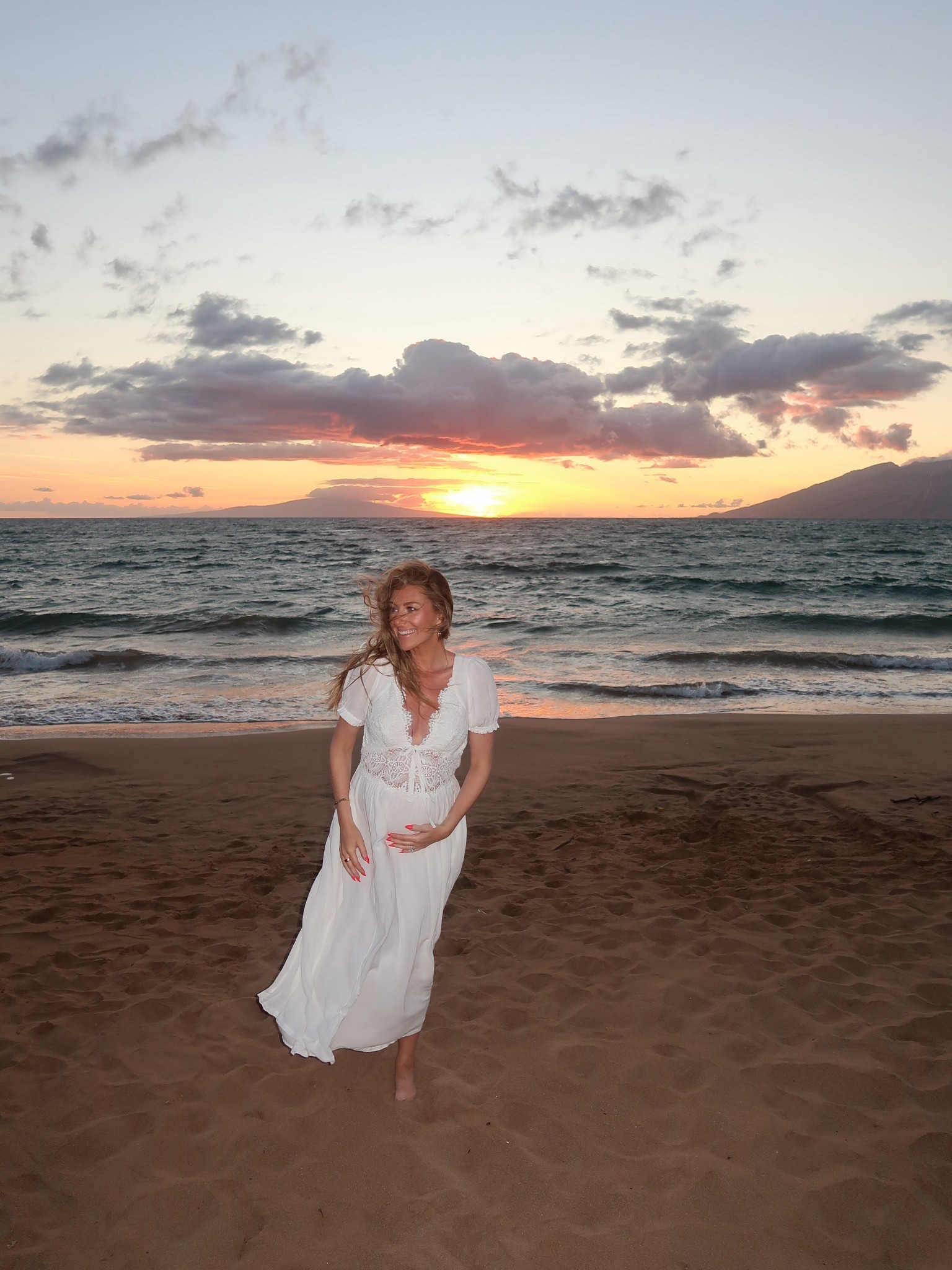 The perfect dress for beach photos! Babymoon in Hawaii! Wearing a small 