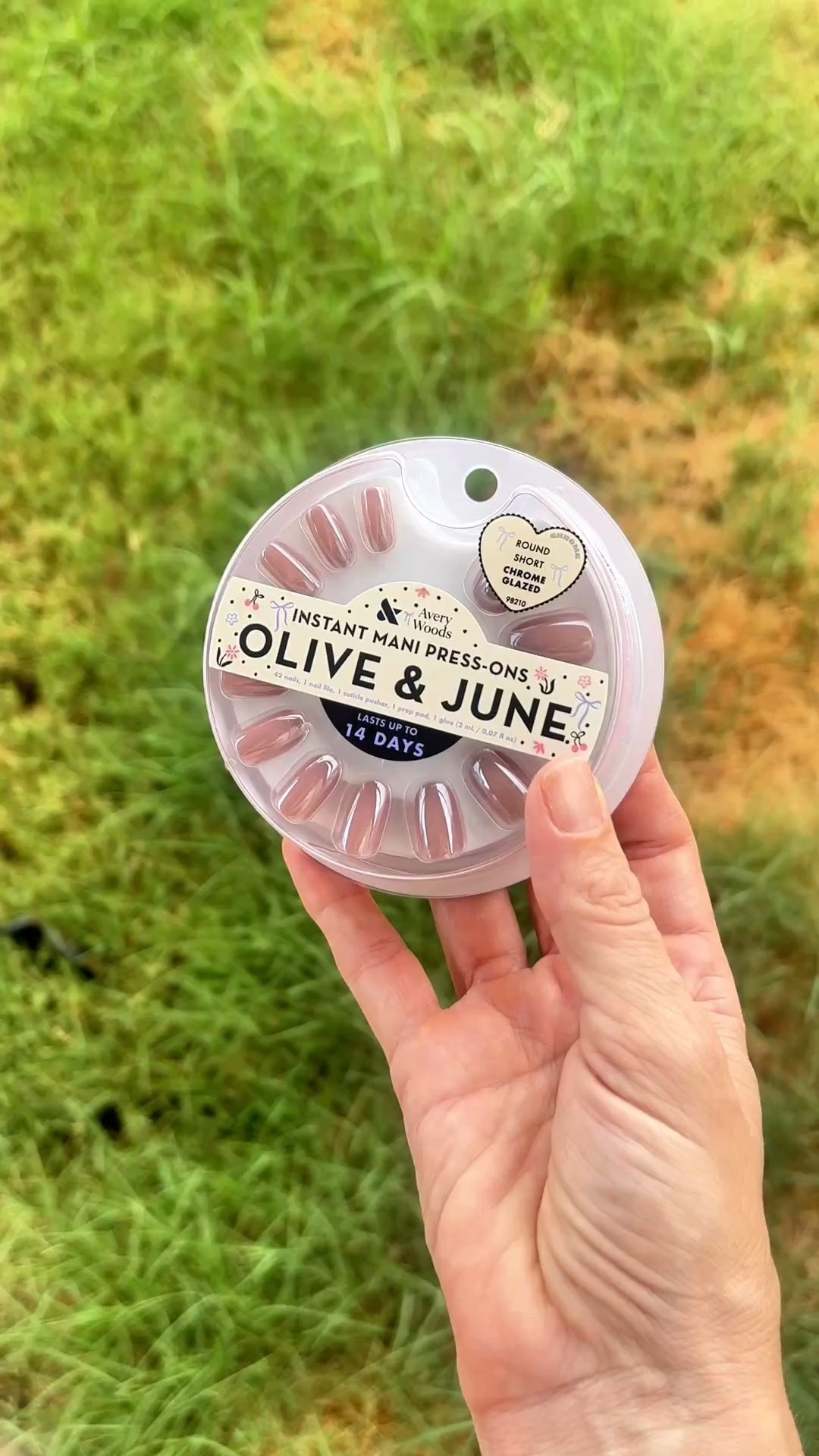 These are the kind of press-ons that make me look like I put way more effort into my nails than I actually did. 😂 I love this neutral chrome shade — short, sleek and sophisticated — and Olive & June is one of the brands that consistently fits my nails well and lasts for weeks. #oliveandjune #averywoods #pressonnails #nudenails #pressons @oliveandjune