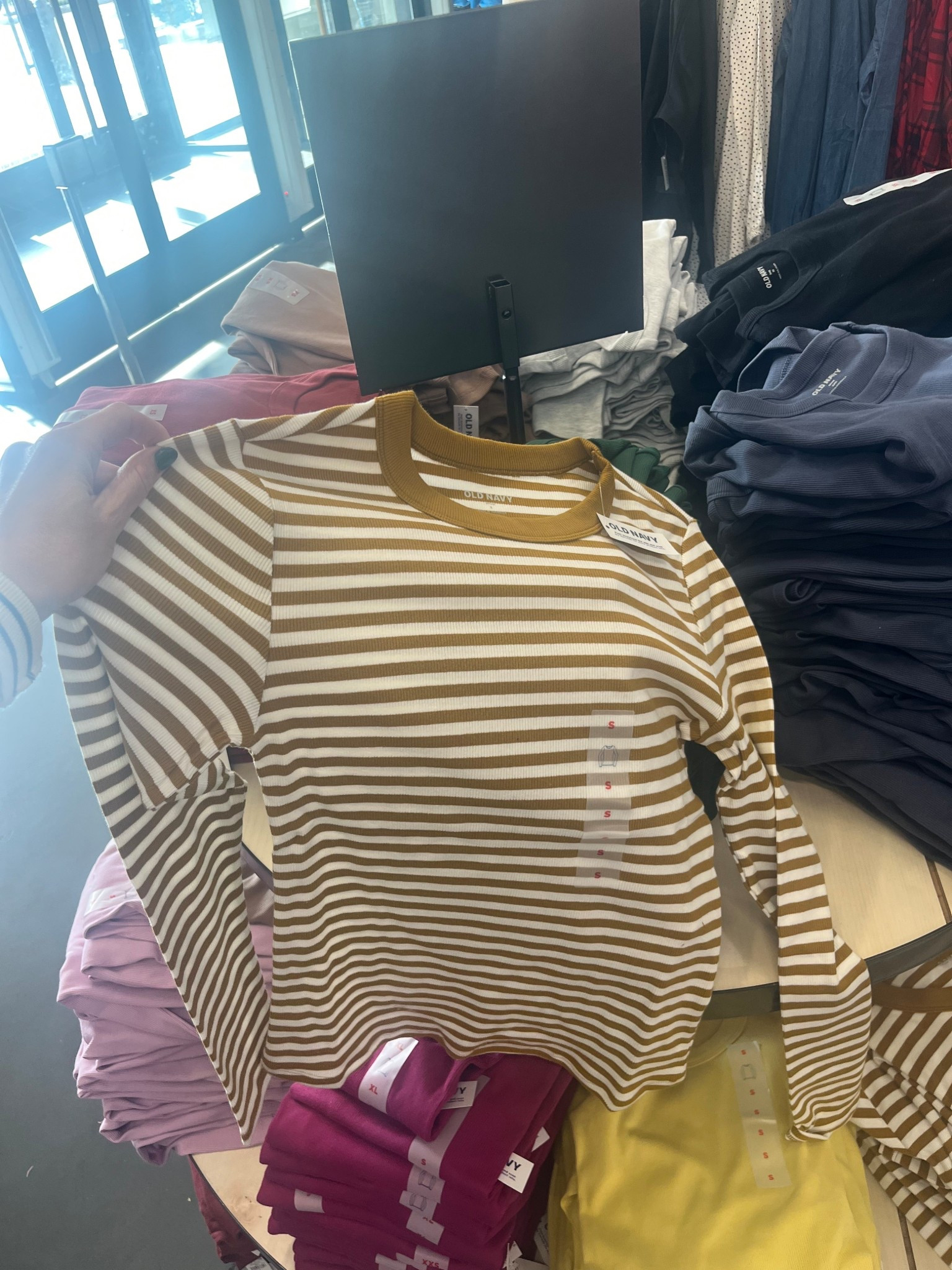 Breaking news!!! My favorite short sleeve top comes in a long sleeve version. 