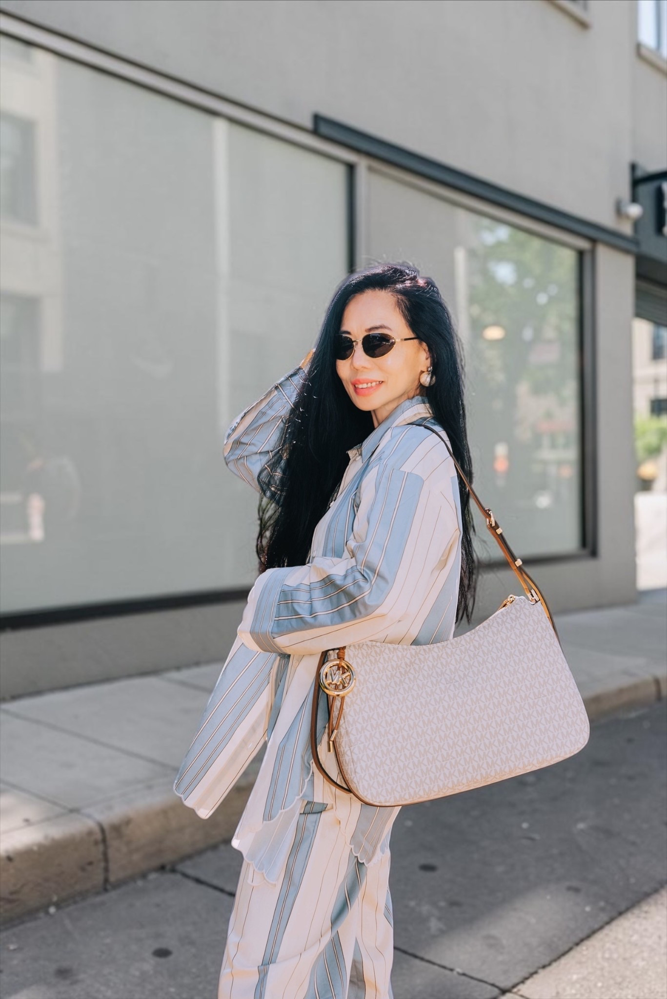 My latest shoulder bag love 🤍 It’s so light, and somehow makes every spring/summer look feel instantly more elevated—without trying too hard. 

P.S. This style is on sale now! 
@michaelkors-us #michaelkors #mkpartner