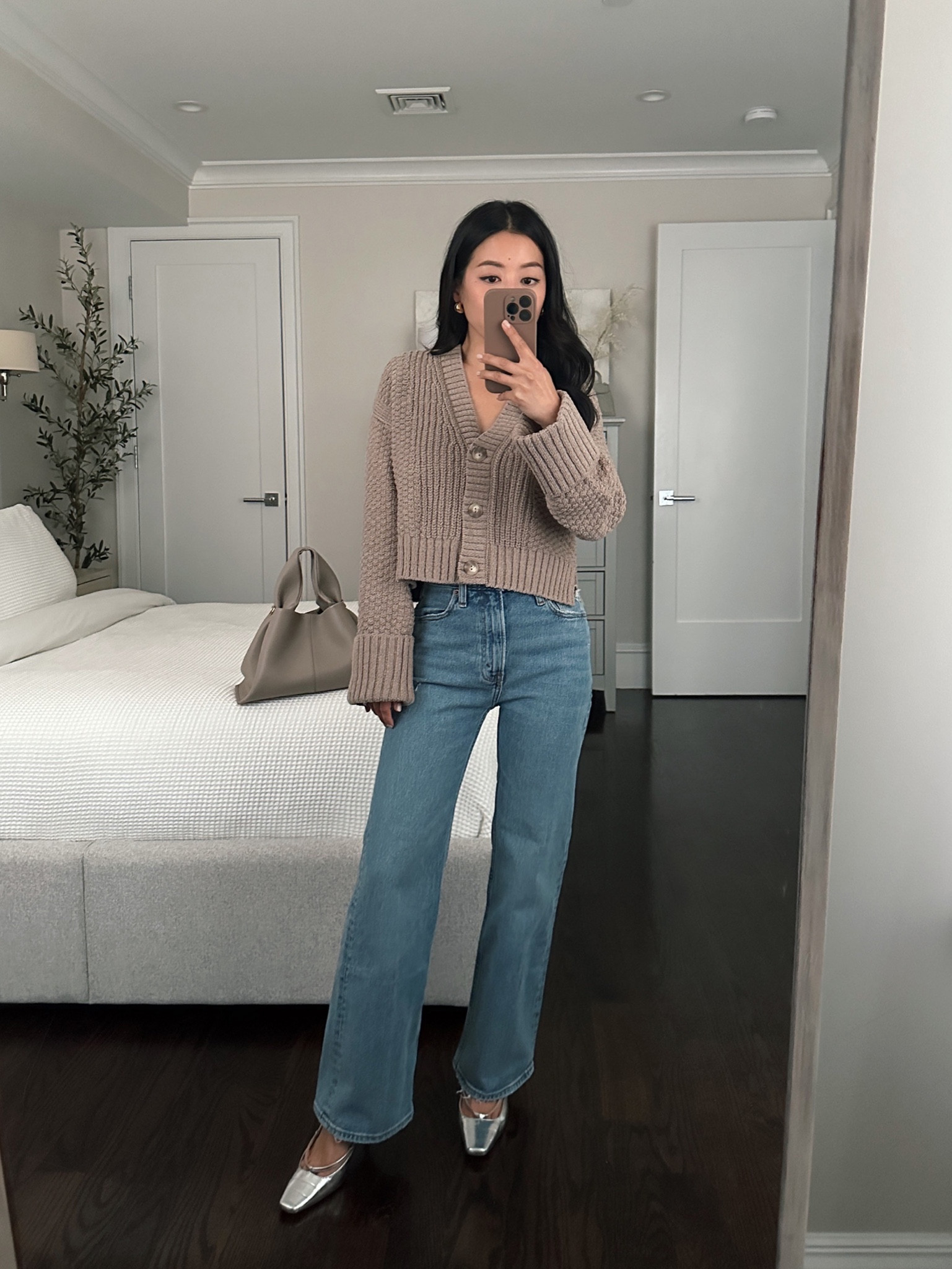 • trying on the cotton blend verision of my older cardigan in xxs. Chunky cropped knit with a wide cuffed sleeve that may fit a little long on petites fyi 

• Abercrombie 90's relaxed jeans 24 extra short. Medium marble wash, 27” inseam 

• J Crew silver slingback 5.5

• Polene bag (not linkable)

#petite winter denim outfits 

#LTKsalealert #LTKSeasonal #LTKSpringSale