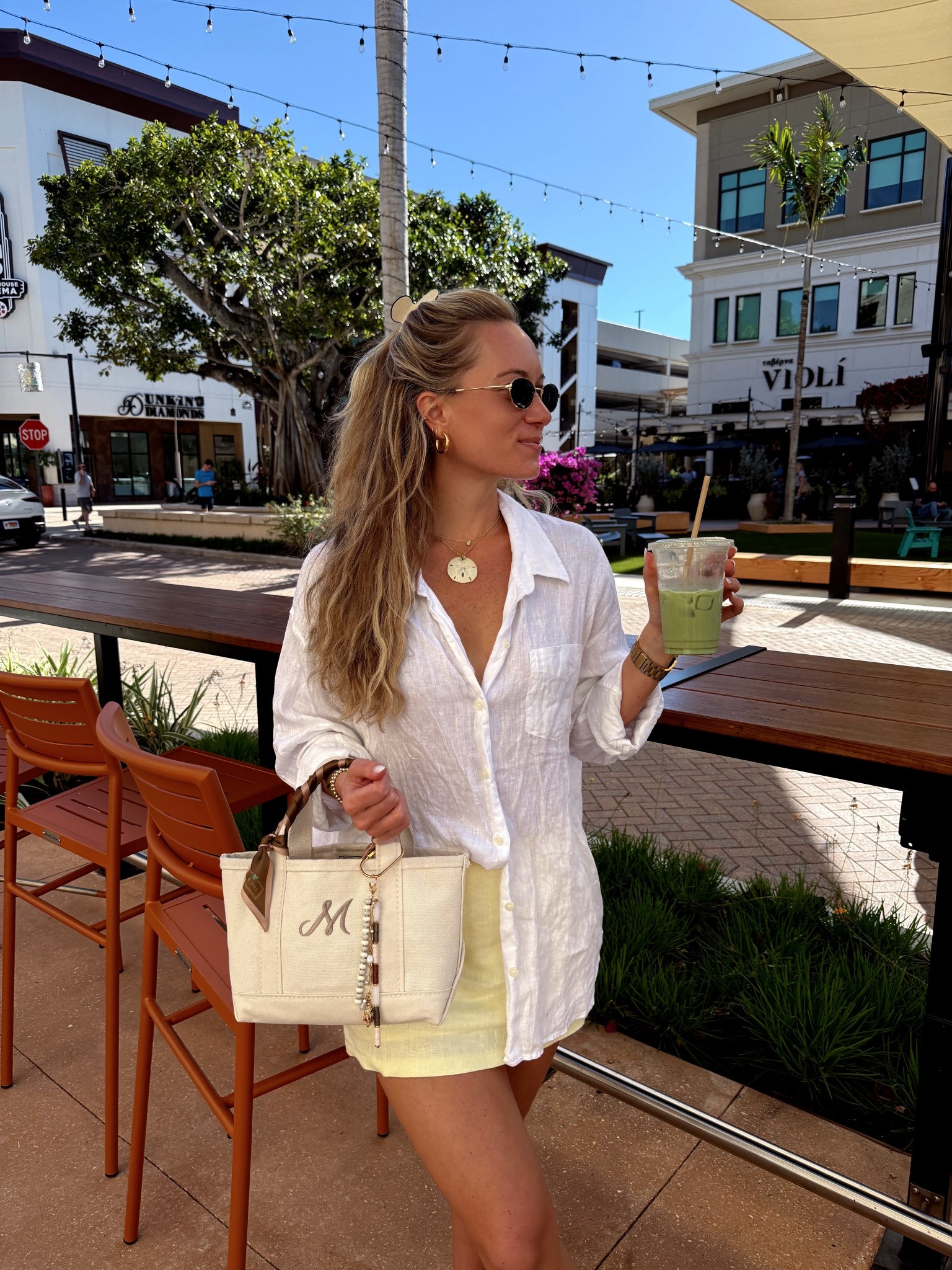 OOTD in Florida, wearing linen Aritzia top and Abercrombie skirt with LL bean mini tote 