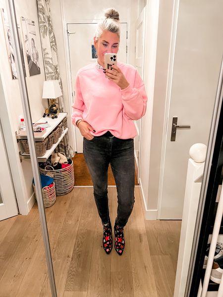 Outfits of the week 

A baby pink sweatshirt, a polka dot dicky collar, washed black skinny mom jeans and star studded western boots. 

Happy Wednesday!



#LTKworkwear #LTKeurope #LTKshoecrush