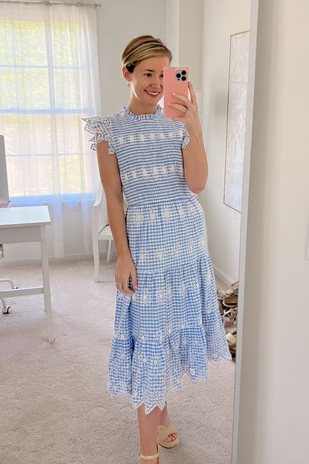 A blue gingham smocked dress with eyelet details? Yes please! Wearing an XS. I find Sail to Sable runs slightly generously but I still wear my usual size. Use KATE15 for 15% off!