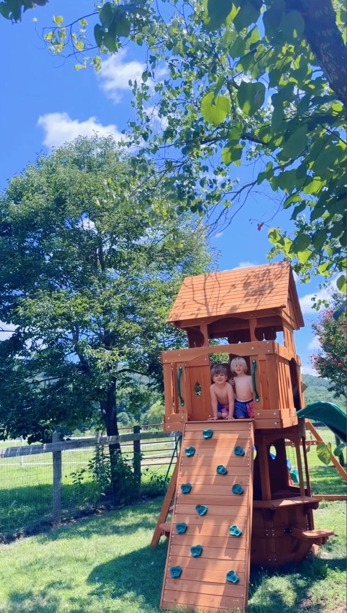 “Hey mama! 👋🏼 Can we put our USA 🇺🇸 bathing suits 🩳 on and make our own “beach” 🏝️ outside today?!” - why Ofcourse!!! 🤭🥰