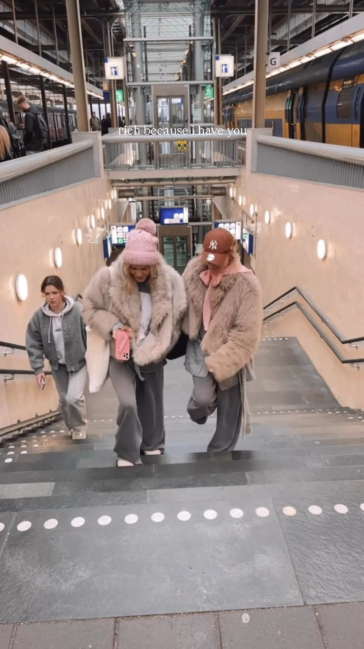 Streetstyle Today. Oversized joggers, faux fur coats and the best cap / hat 

#LTKTravel #LTKStyleTip #LTKWorkwear