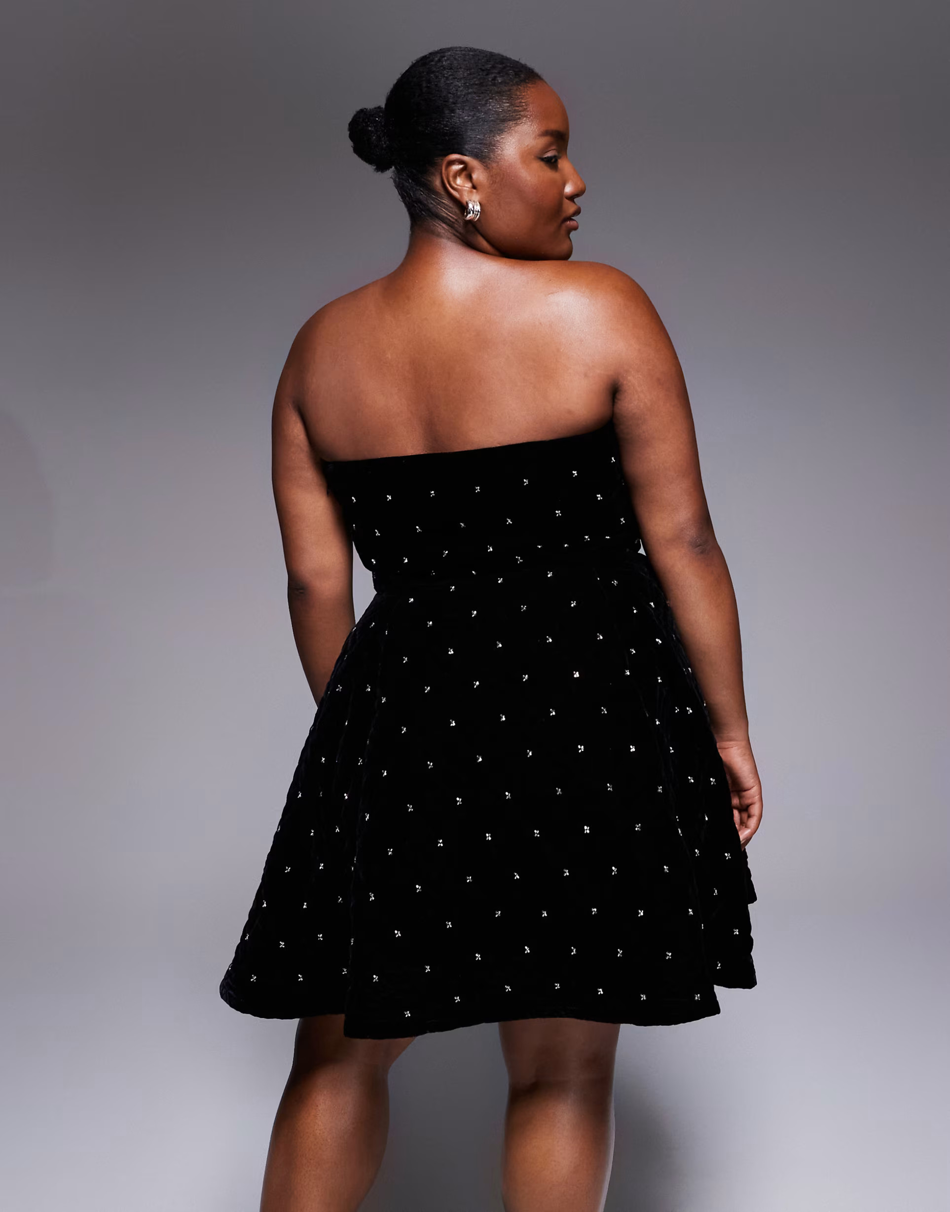 ASOS LUXE Curve – Minikleid aus gestepptem Samt in Schwarz mit Schmucksteinen | ASOS (Global)