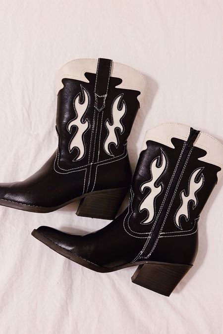 the CUTEST boots for fall!! also comes in cream✨
#fallshoes #fallboots

#LTKunder50 #LTKSeasonal #LTKshoecrush