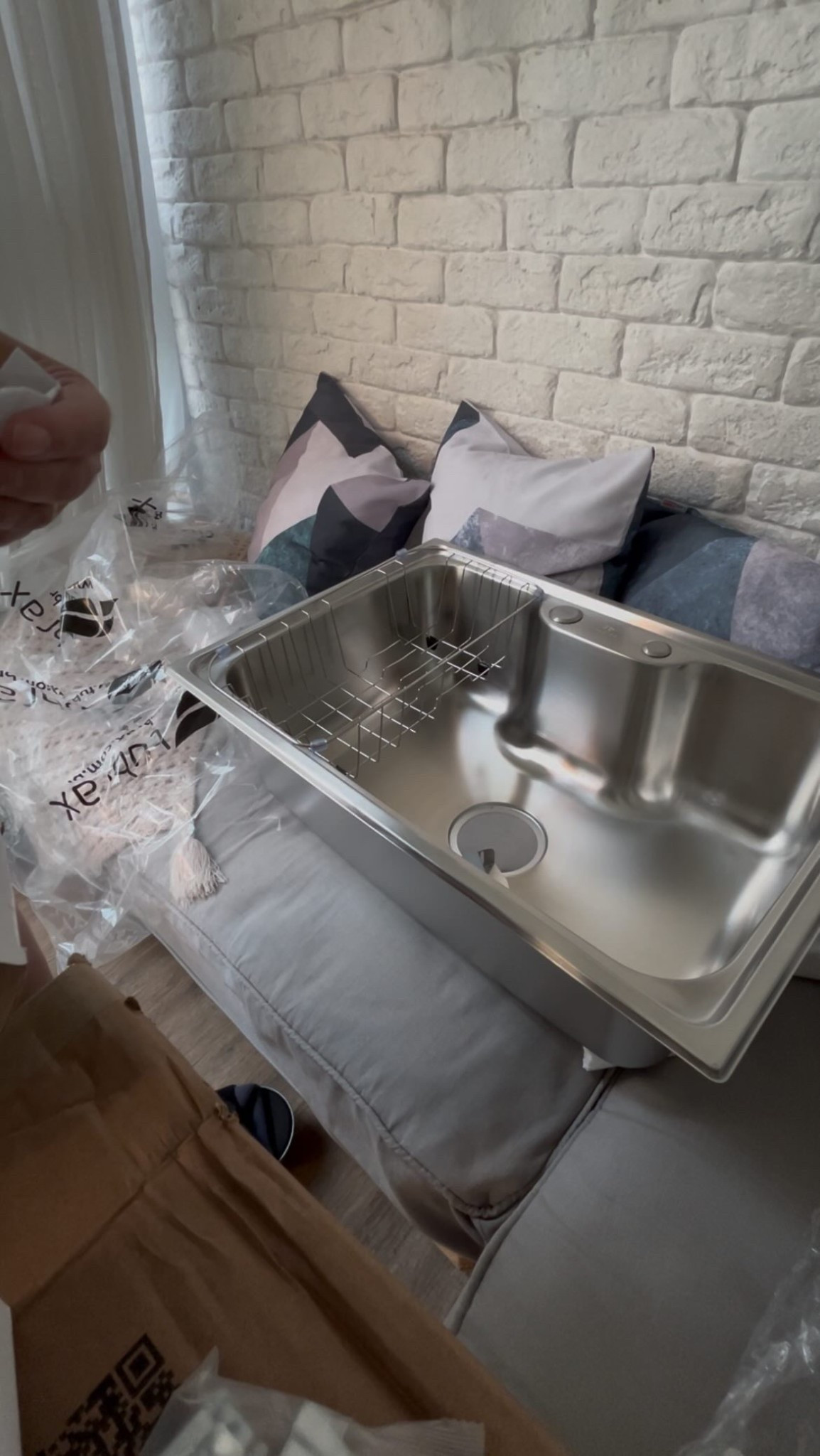 Primeira comprinha para a casa nova 💙

Comprei uma Cuba para a cozinha ✨ 

Sou apaixonada por esse Cuba e a mesma que eu tenho aqui em casa e já vem com escorregador de louças e porta detergente embutido, que pra mim fica um charme ✨ 

Ela é da @tubrax.oficial e eu compre no site da @leroymerlinbrasil 

#donadecasa #comprinha #comprinhasparacasa #tubrax #cubagourmet #cubadecozinha #casanova