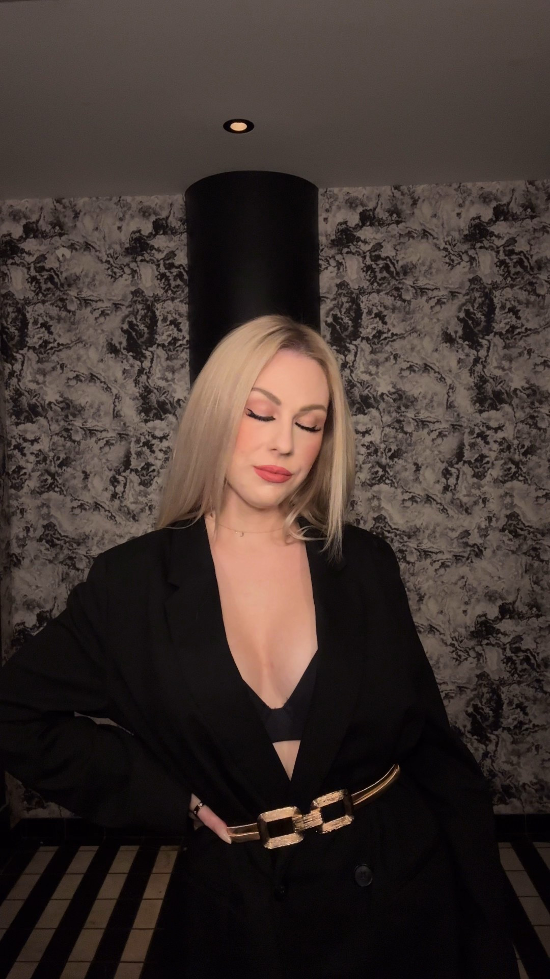 kathleendarling_ A quick fit check and spritz of @ViktorandRolf_Fragrances Flower Bomb before the holiday party A #GiftedByViktorandRolfFragrances
#flowerbomb 

#LTKHoliday #LTKGiftGuide