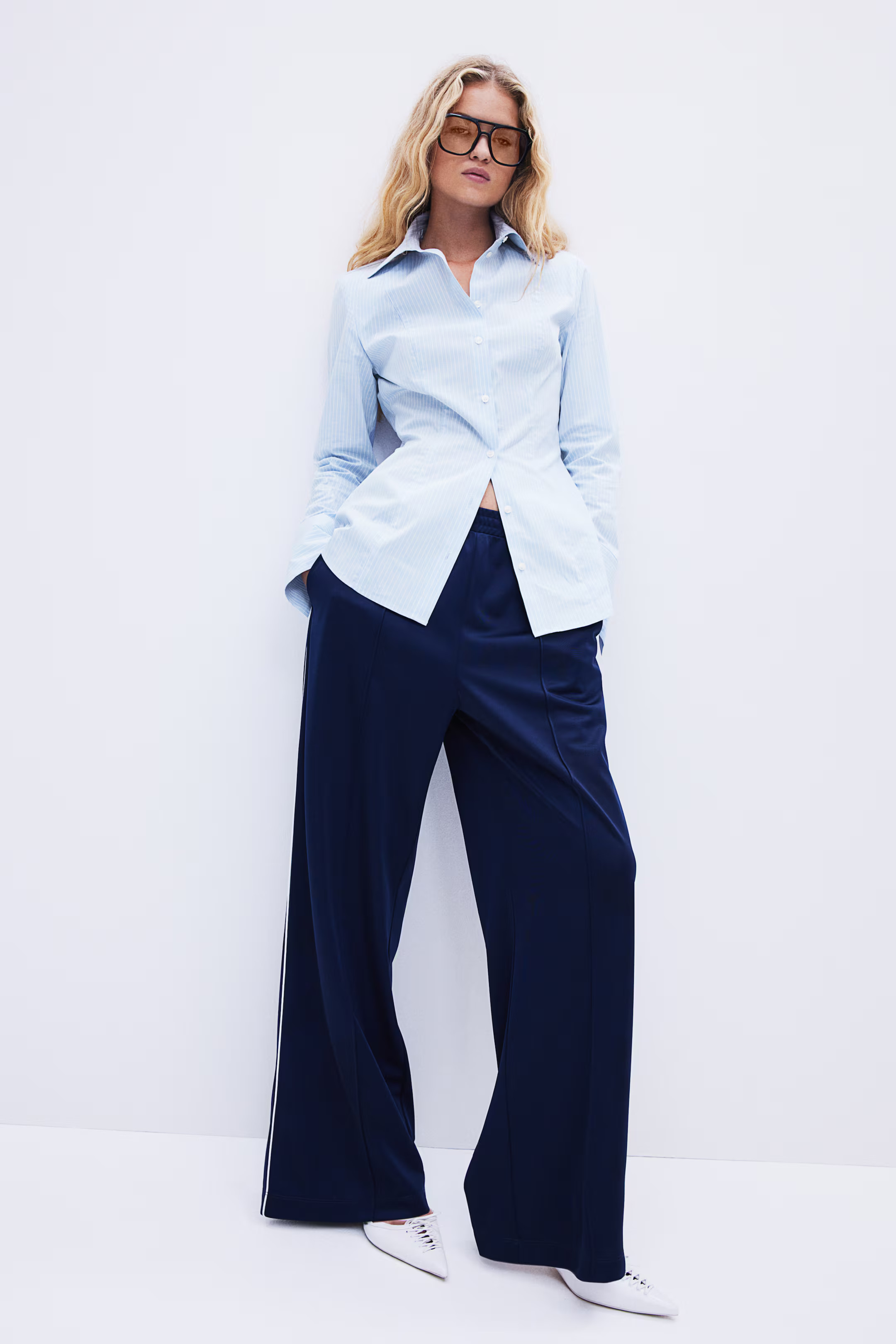Camisa entallada con hombreras - Azul claro/Raya diplomática - MUJER | H&M ES | H&M (FR, IT, ES, PT, BE)