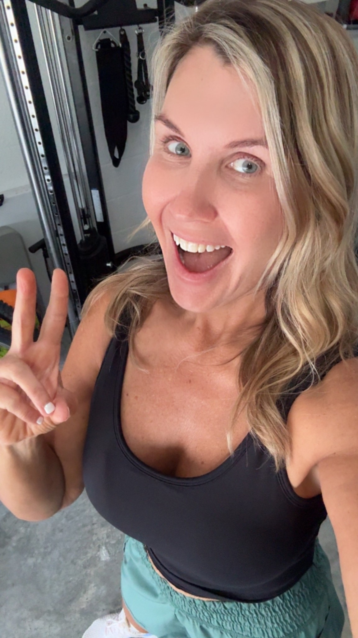 At home workouts are successful while still marinating in my self tanner 😅