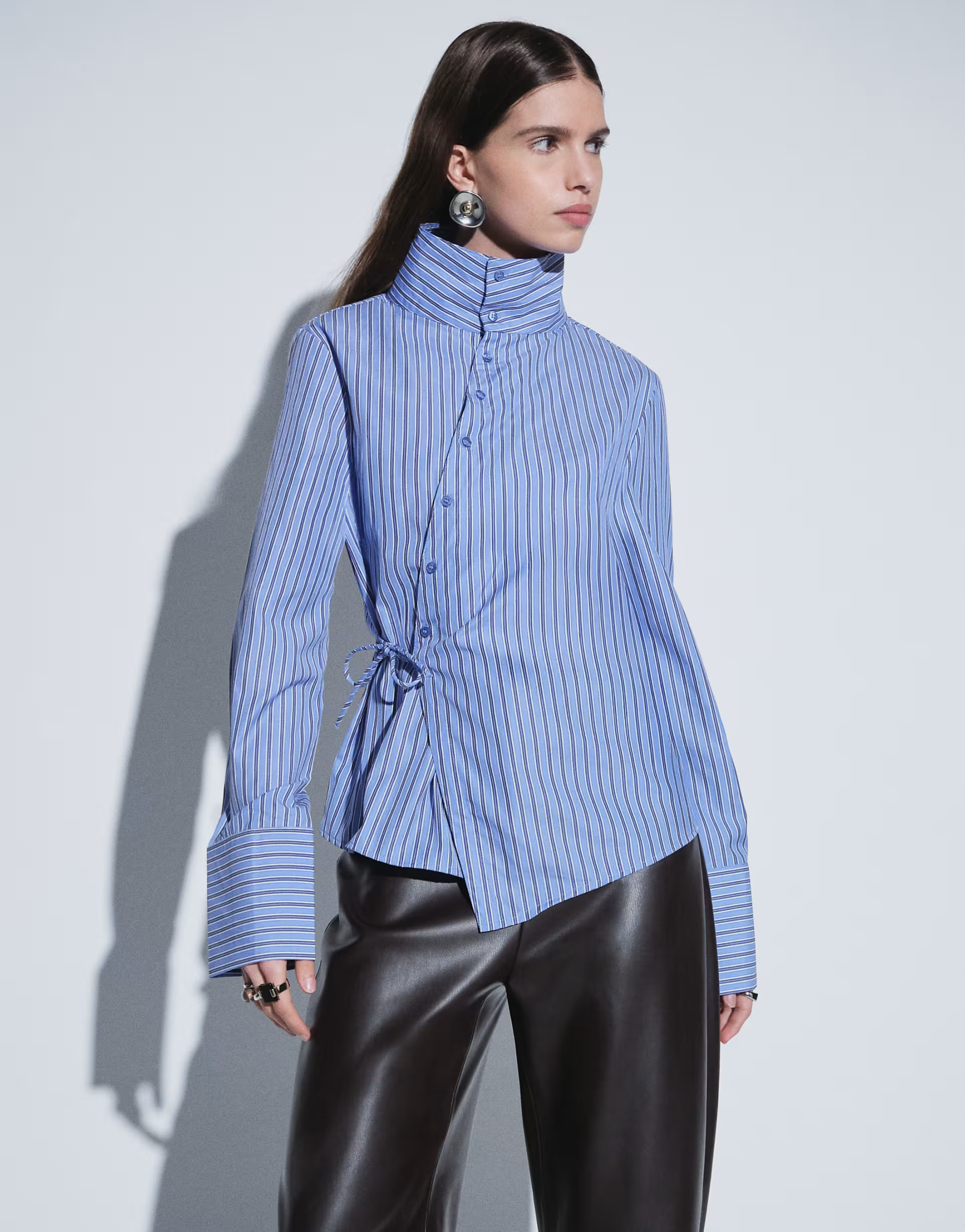 Gina Tricot Hemd mit Stehkragen und Wickeloptik in blauem Nadelstreifen | ASOS (Global)