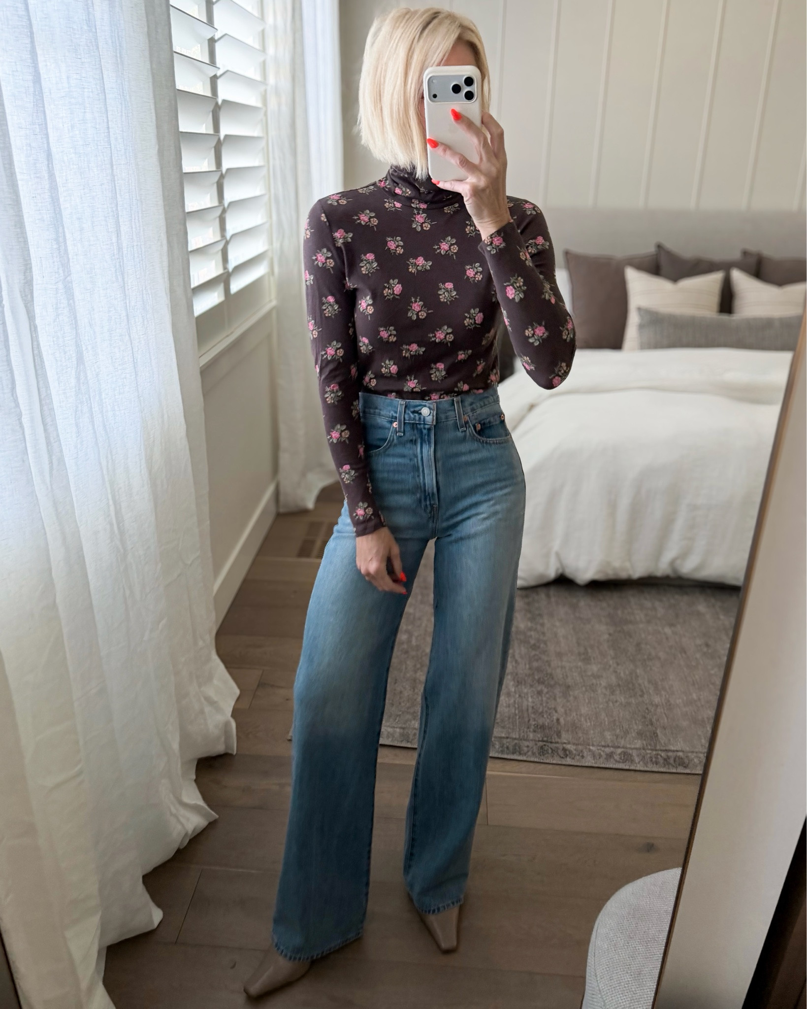 Early fall ootd. 
Cutest floral top, favorite jeans & new neutral boots!
Everything fits tts.