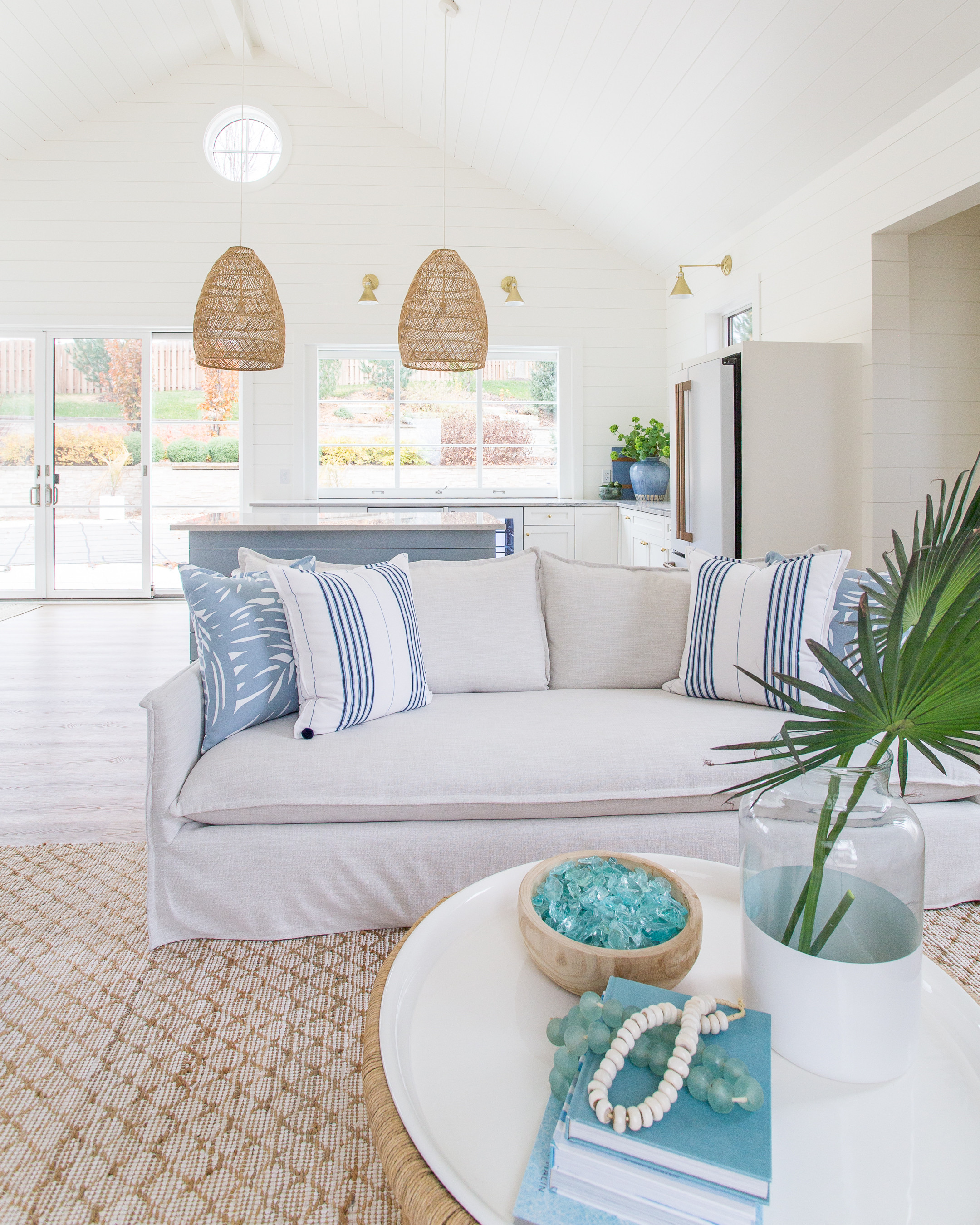 Modern coastal living room decor 🙌🏻🙌🏻

#LTKSeasonal #LTKdayinmylife #LTKHome