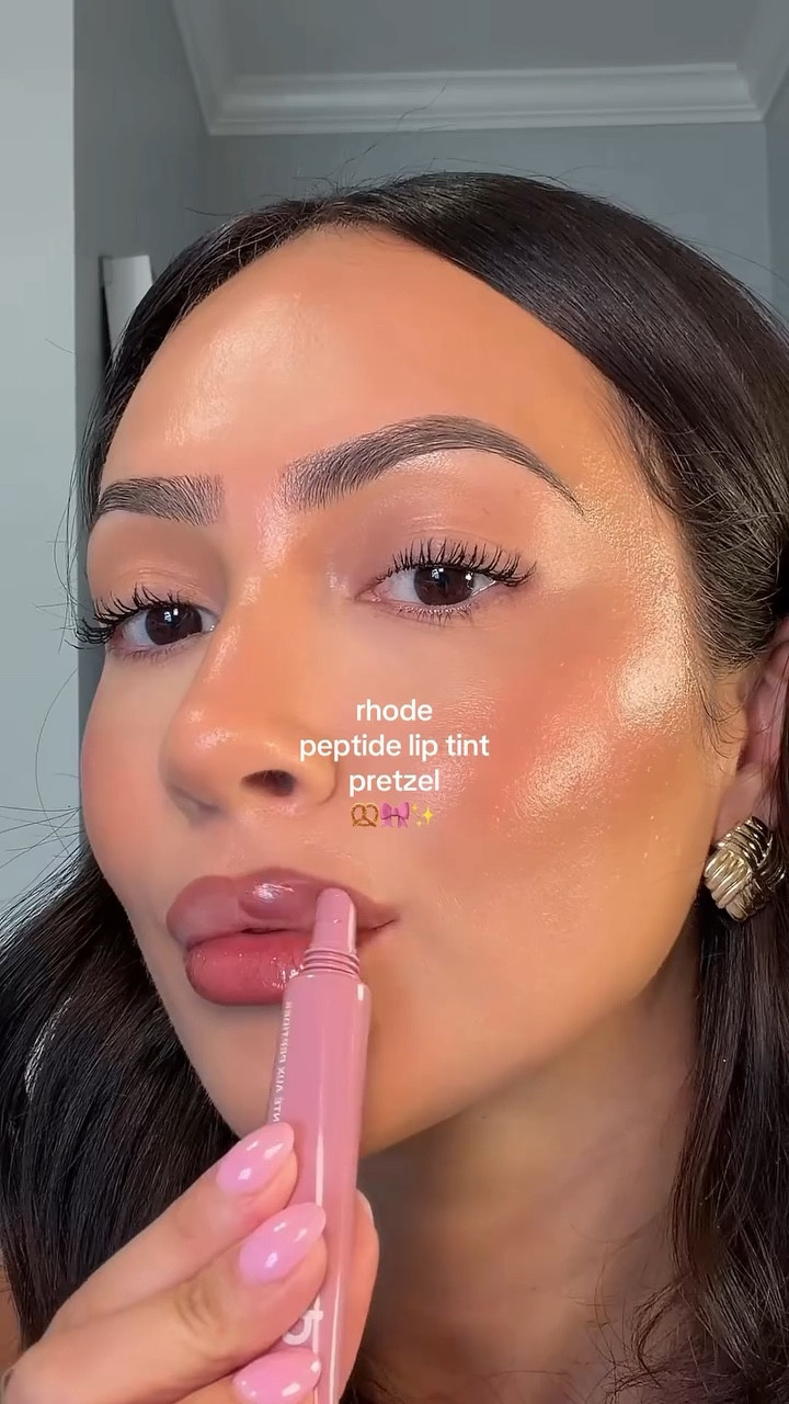 The sparkles!!!🥨🎀✨ @rhode @haileybieber #rhode #liptint #makeupproducts #rhodeskin #haileybieber