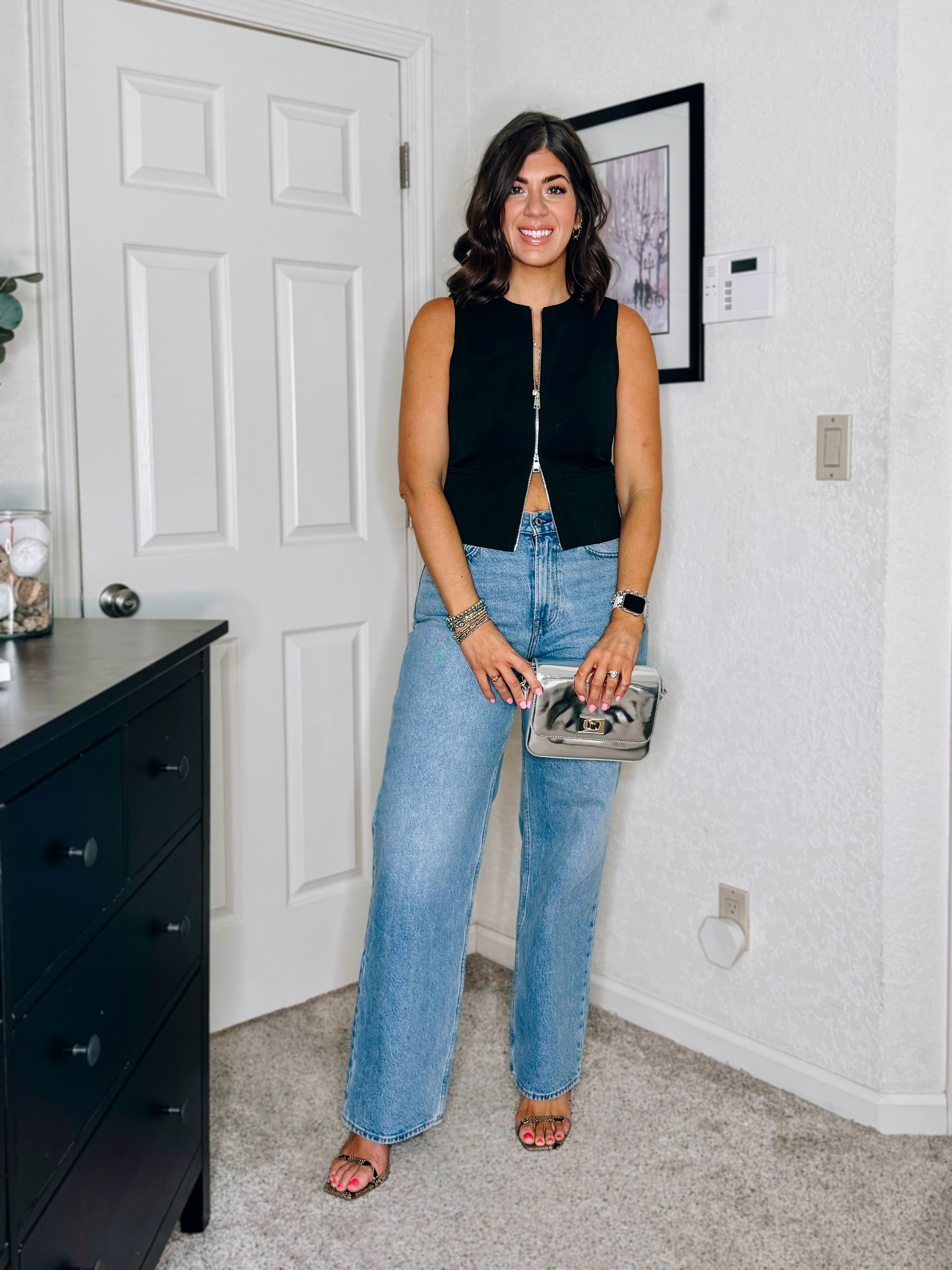 In a medium zip vest and a 29 long curvy jeans 

#LTKSaleAlert #LTKMidsize #LTKFindsUnder50