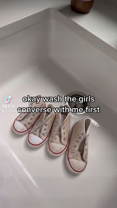 Wash the girls converse 🤍👟
