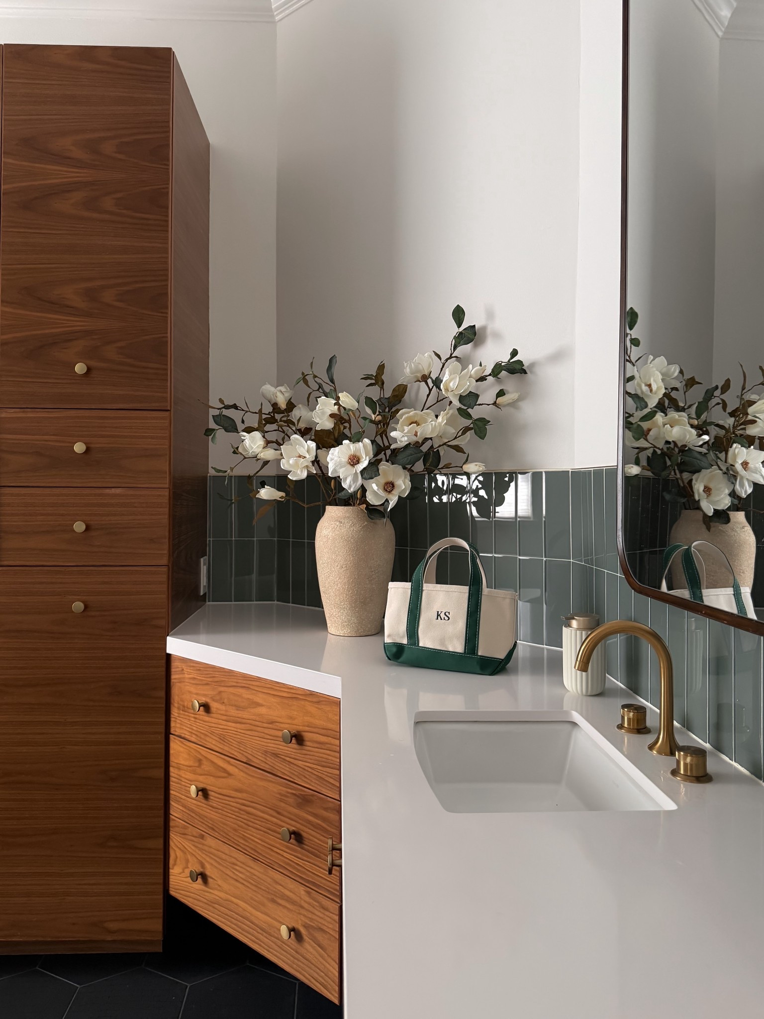 A lovely gift from my mgmt team & LLBean! I’ve always wanted a mini boat tote💚🤍