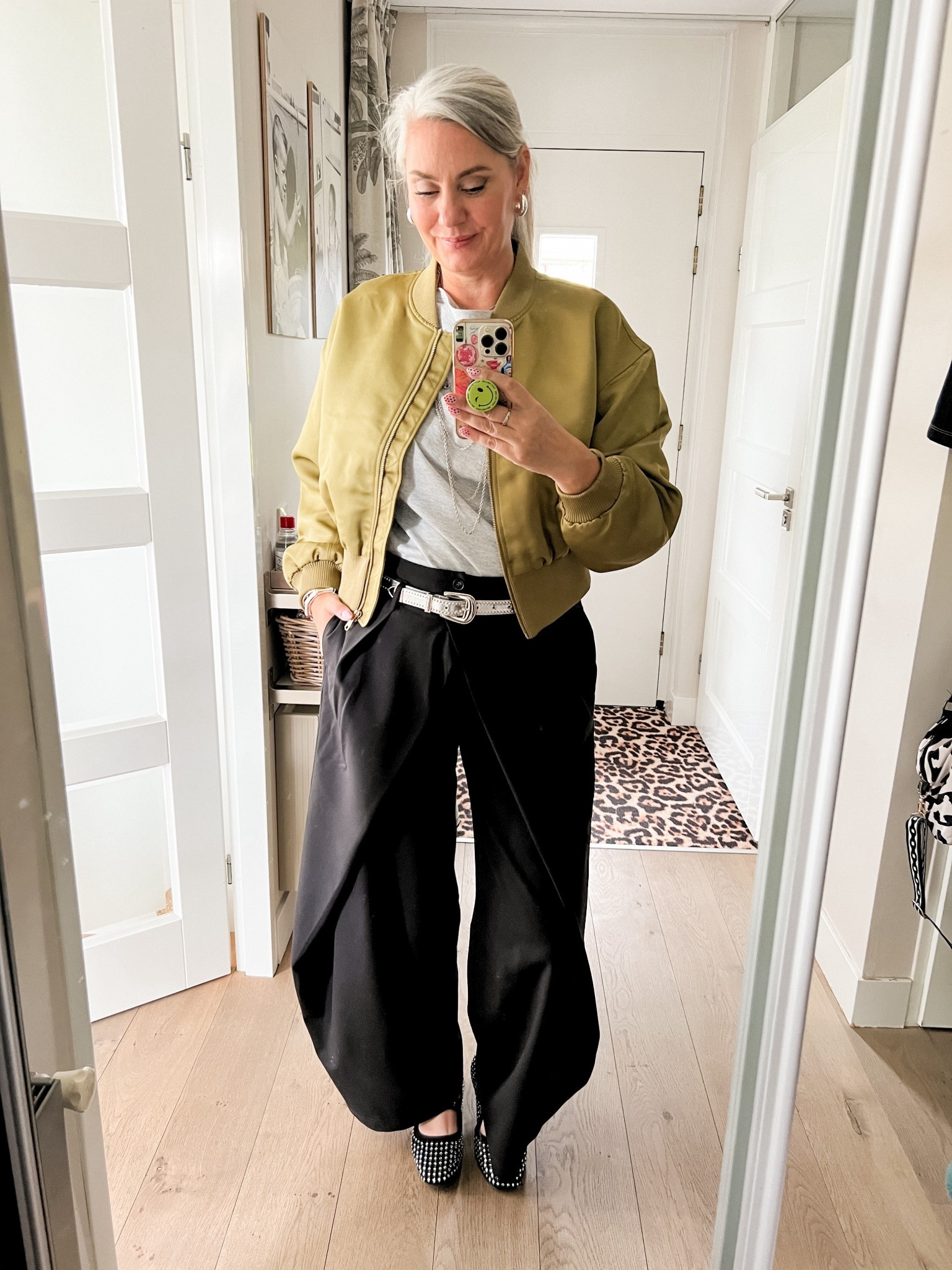 OOTD - Zaterdag. Cropped olijfgroen bomber jasje (L), grijs off-shoulder shirt (L), lange ketting (oud), zwarte barrel pantalon met overslag (42/tall), zilveren riempje (Shoeby) en rhinestone Mary Jane schoentjes. 



#LTKstyletip #LTKeurope #LTKnederlands