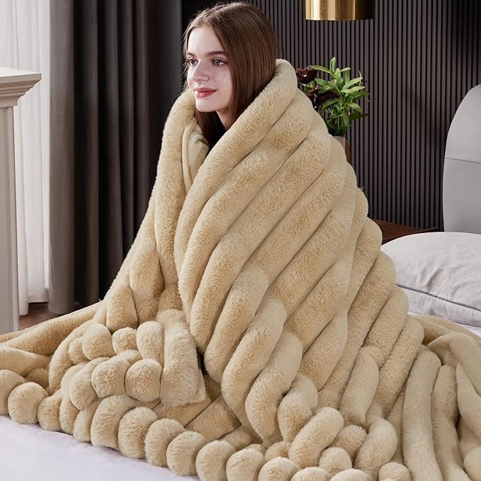 Amazon.com: HaloRest Faux Fur Throw Blanket, Thick 1000GSM Fluffy Cozy Throw Blankets for Bed, Lu... | Amazon (US)