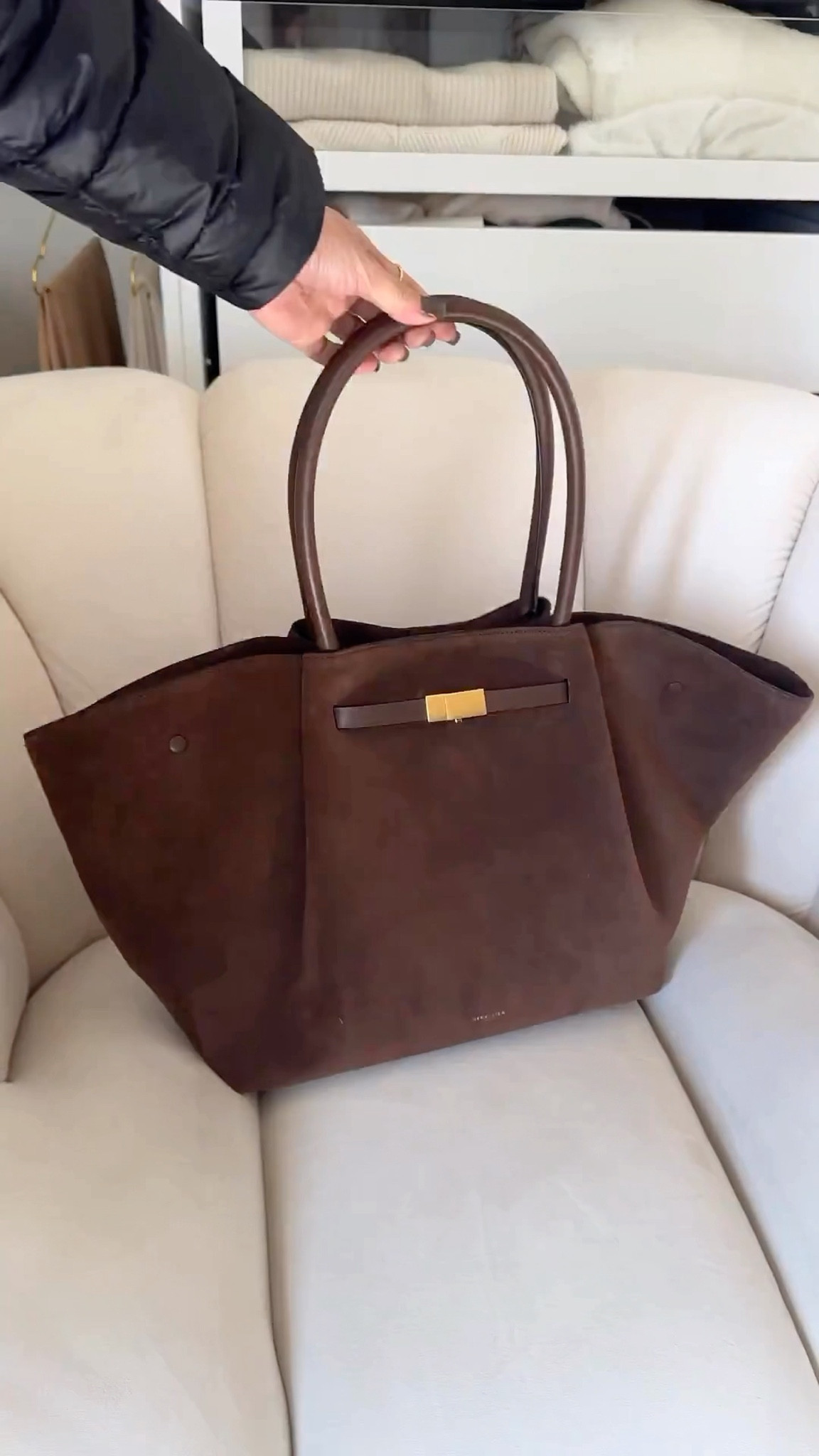 Chic meets practical 🤎
This Demellier suede bag checks every box:
✔ Fits my 14” laptop
✔ Elevated + timeless
✔ A fall neutral you’ll style on repeat
Truly the perfect autumn carry. 🍂

#quietluxury #musthavebag #falloutfits