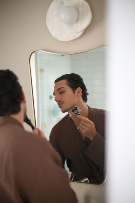 (#ad) Get ready with us for an afternoon filled with holiday activities 🤎First up, shower and shave! Using the @Gillette Exfoliating Razor from @target to give our skin and bit of extra TLC. This latest innovation in shaving makes things quick and easy all while caring for our skin. 

#QuickAndEasy #GillettePartner #Target #TargeStyle