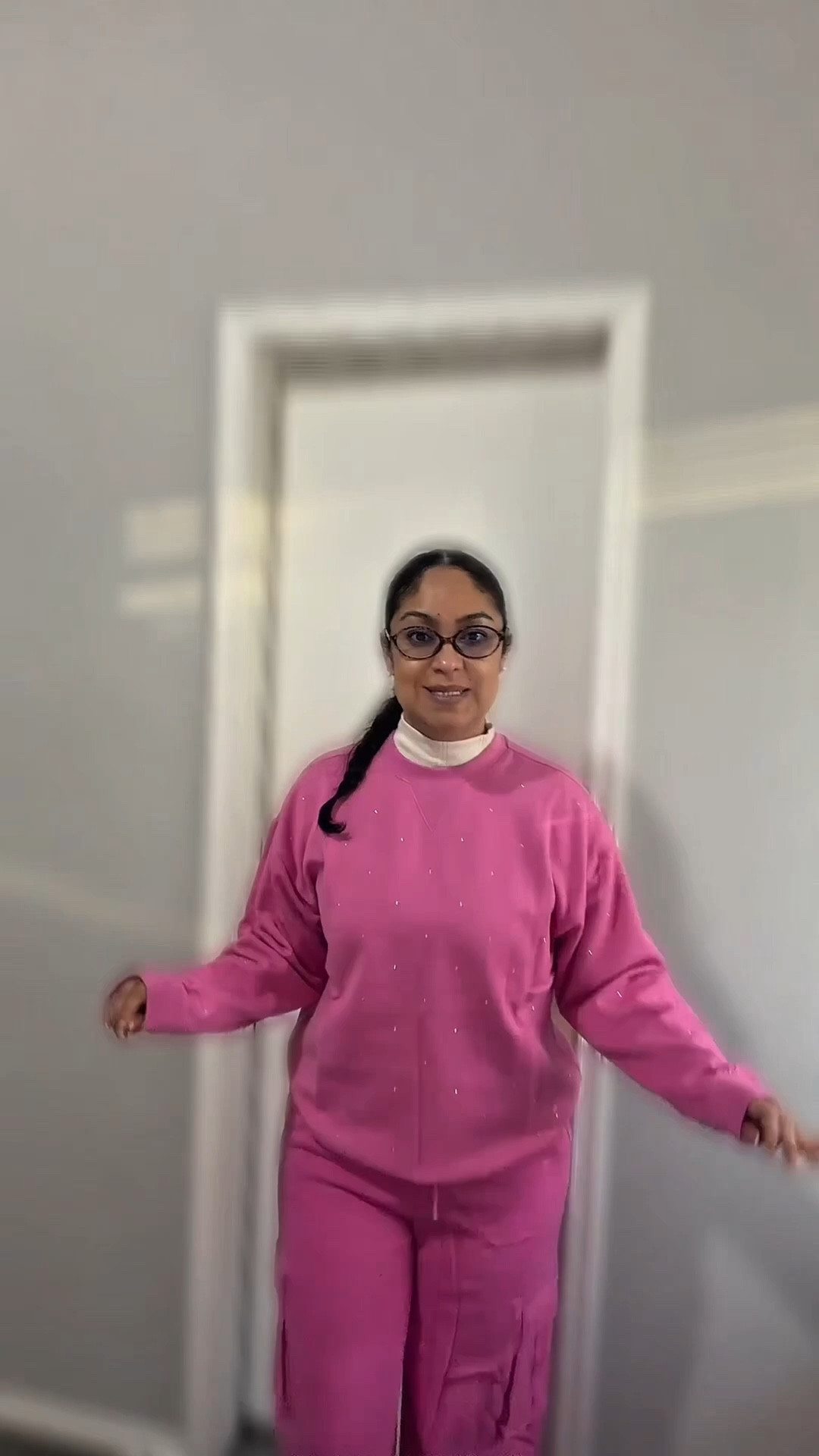 ✨ OUTFIT DEL DÍA 💖
Amigaaas este look está TOP 😍🔥

💖 Cargo pants rosa fucsia (comodidad + estilo)
💖 Sudadera de Victoria’s Secret súper cozy

Literal es de esos outfits que te hacen ver arreglada sin esfuerzo 👀✨

🛍️ Todo está en mi LTK
Corre antes de que se agoten porque ya saben que vuelan 💨

💗 Tip de chica:
El rosa fucsia está en tendencia y levanta cualquier outfit en segundos 💅

#LTKootd #LTKdayinmylife #LTKmomlife
