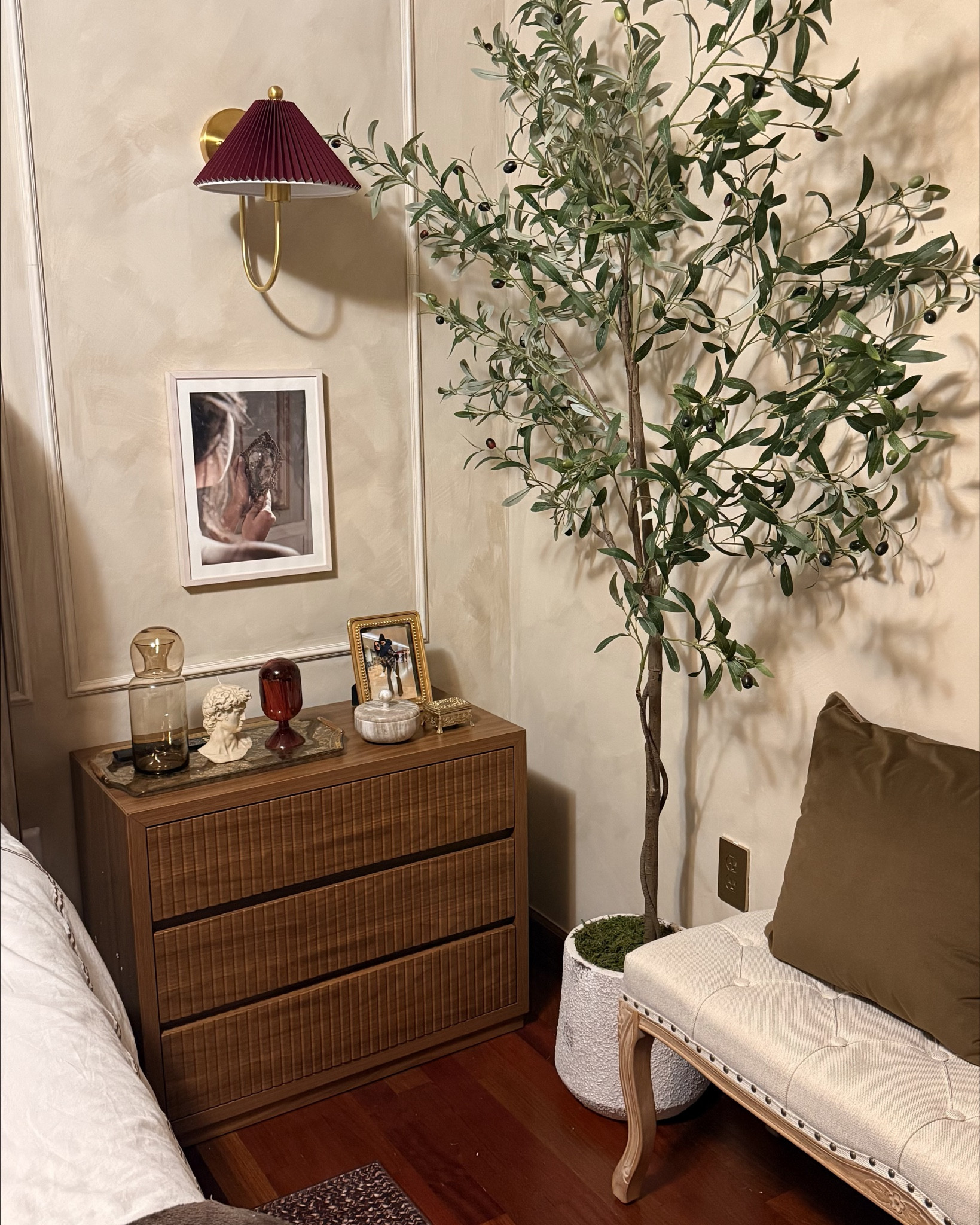 My nightstand area. Tribesigns Fluted Nightstand, 31" Wide Night Stand with 3 Storage Drawers, Farmhouse Oversized Bedside Table Modern Large End Side Table for Bedroom, Vintage Brown
#bedroomdecor #nighstand #vintagedecor #fauxtree 