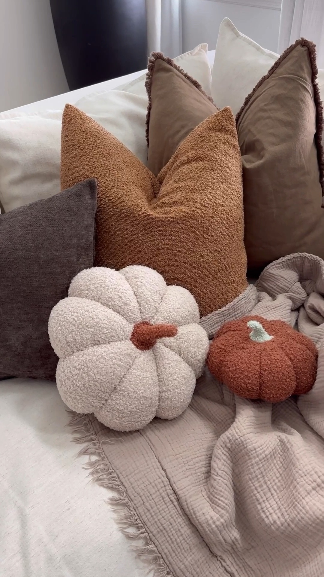 These cute pumpkin pillows are currently on sale for Prime Day!! 🚨🫶😍


Autumn decor
Cozy fall decor
Fall throw pillow cover 
Fall pillows 
Pumpkin pillows
Living room
Bedroom

#LTKSaleAlert #LTKSeasonal #LTKHome
