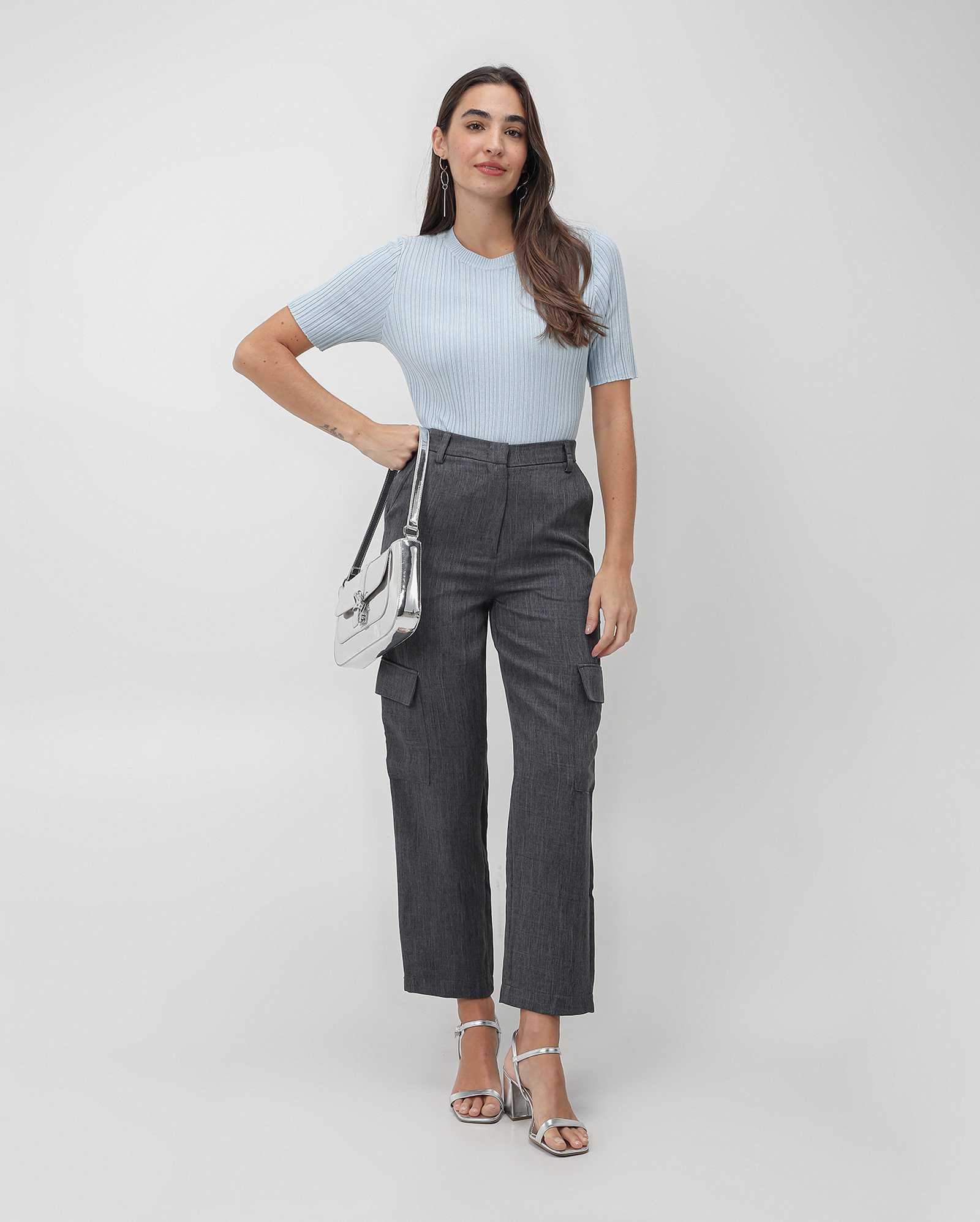 Calça feminina alfaiatada com bolsos cargo cinza | AK by Riachuelo | Riachuelo (BR)