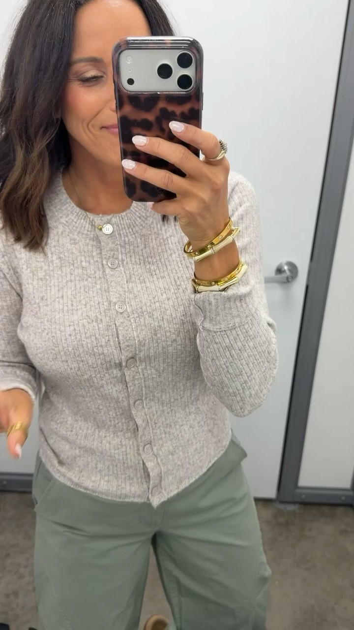 Okay wait this cardigan is SO good 😍 the perfect everyday basic for fall and that neutral color goes with everything!

Size XS 🤎🛒
#WalmartFashion #WalmartFinds #FallFashion #AffordableFashion #LTKFinds