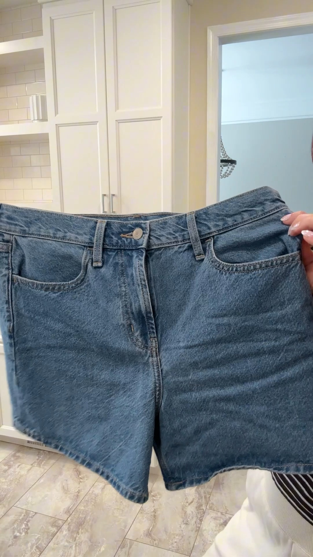 SIZING : I usually wear a size 6, but I tried both 6 & 4 — the 4 fit me so much better! The 6 was too big in the waist, so I’d definitely recommend sizing down one from your true size.

When you finally find the perfect pair of jean shorts & they’re ON SALE 🚨 under $25 right now! 

#LTKVideo #LTKsalealert #LTKSeasonal
