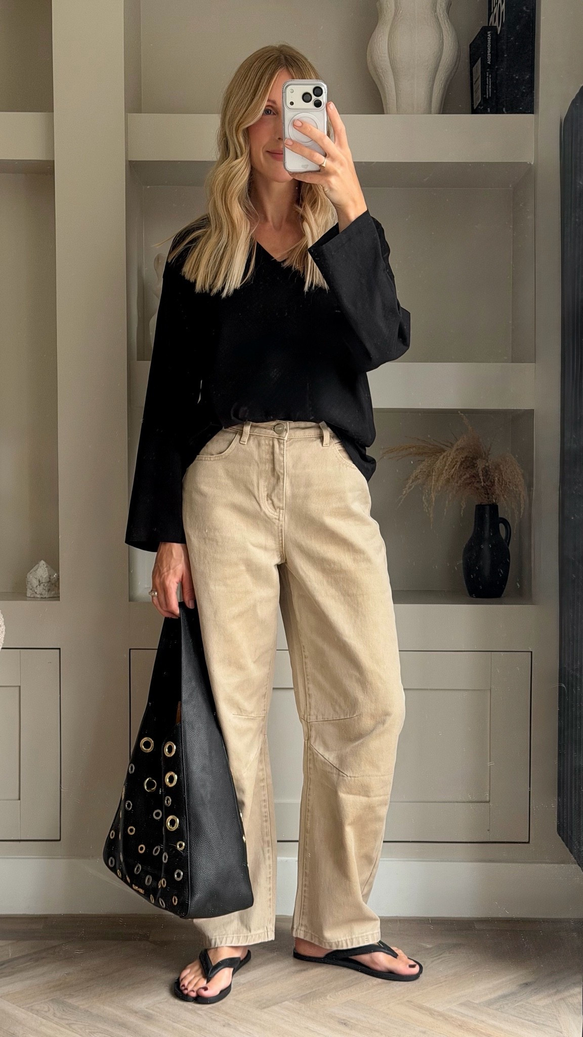 Simple outfit 🥖 🖤

Beige barrel jeans size 26 (true to size) - linked exact and alternatives

#LTKuk #LTKsummer #LTKjeans