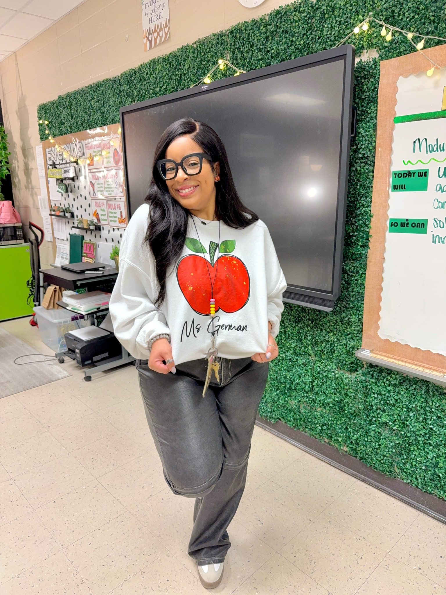 Items I couldn’t link are listed below🍏🎀: 
Sweatshirt: ETSY (shop no longer available🥲) 
Pants: FASHIONNOVA (Found The Right One Faux Leather Leggings) 