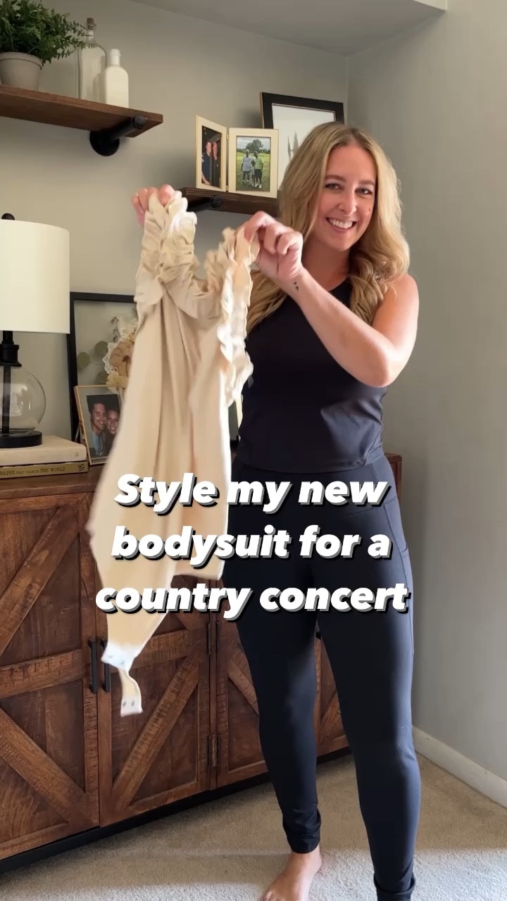 Country concert outfit inspo // Nashville outfit // ruffle bodysuit // cowboy boots // fall outfits // concert outfit 