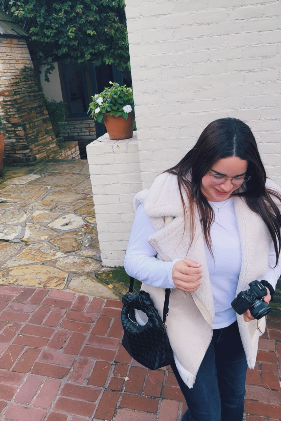 Casual Cozy Outfit 🤍

Faux fur shearling suede
Sleeveless vest coat
Dark blue jeans
White long sleeve T-shirt
New Balance 530 Women’s 
Woven Knotted Hobo Bag



✨A day in Carmel by the Sea

#LTKHoliday #LTKFindsUnder100 #LTKSeasonal