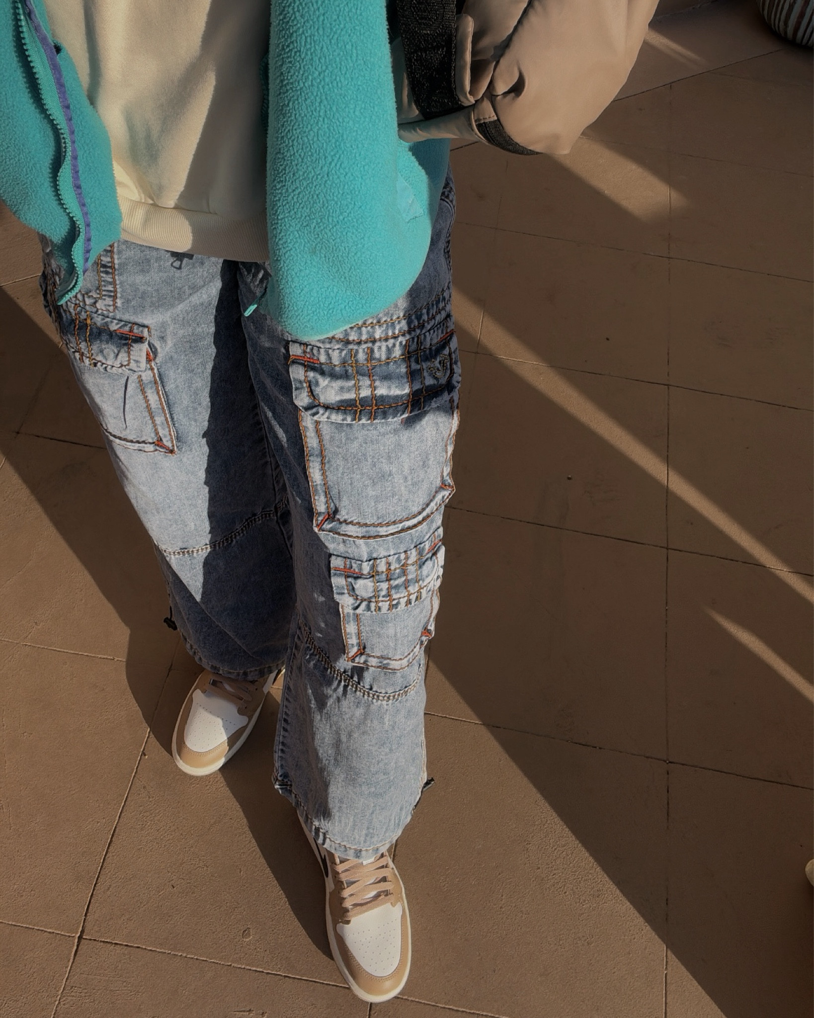 Cute  baggy cargo jeans! Wearing size 25, true to size, shorter inseam