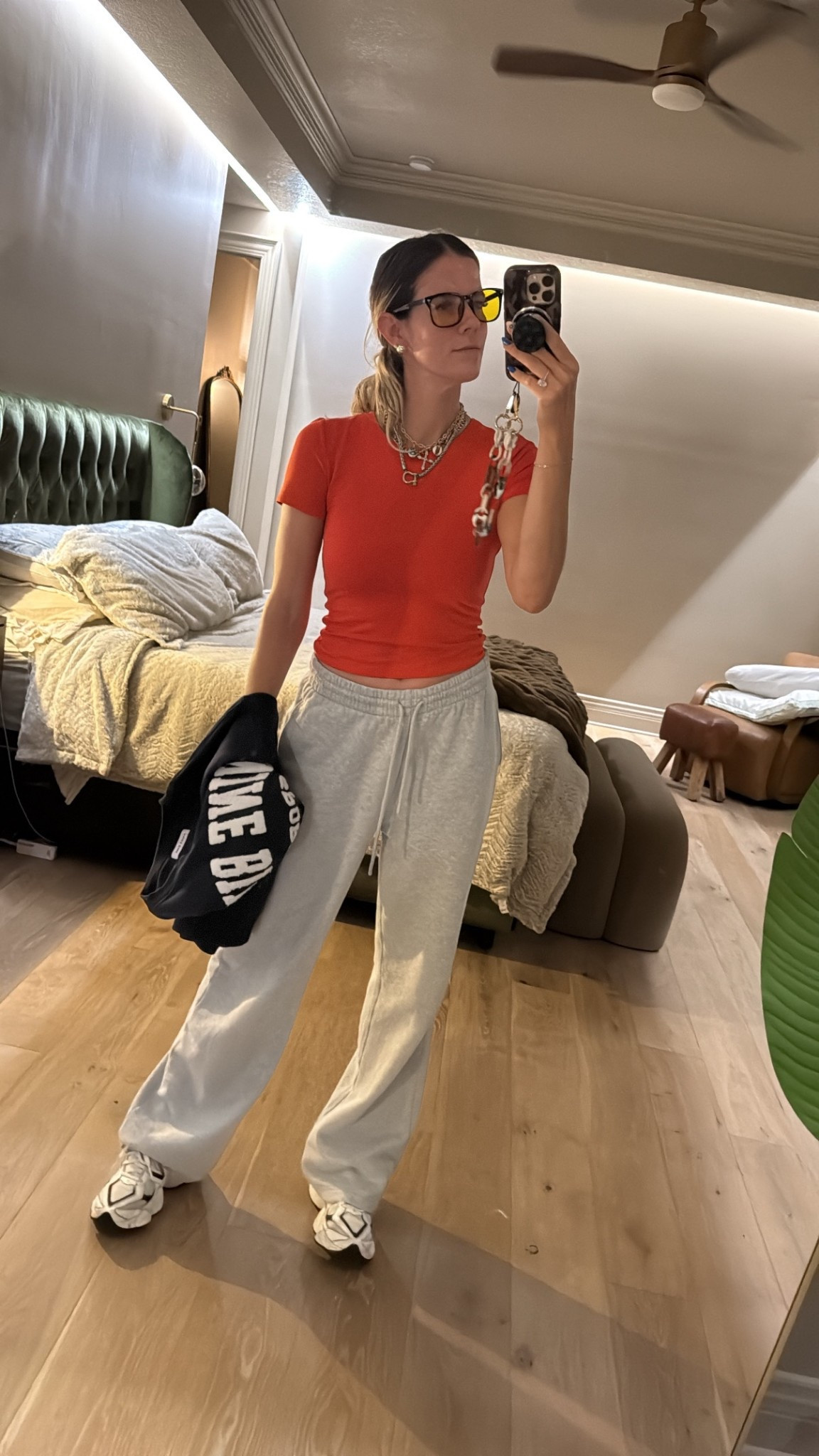Comfy travel fit. Obsessed with these aritzia sweats and this top. 