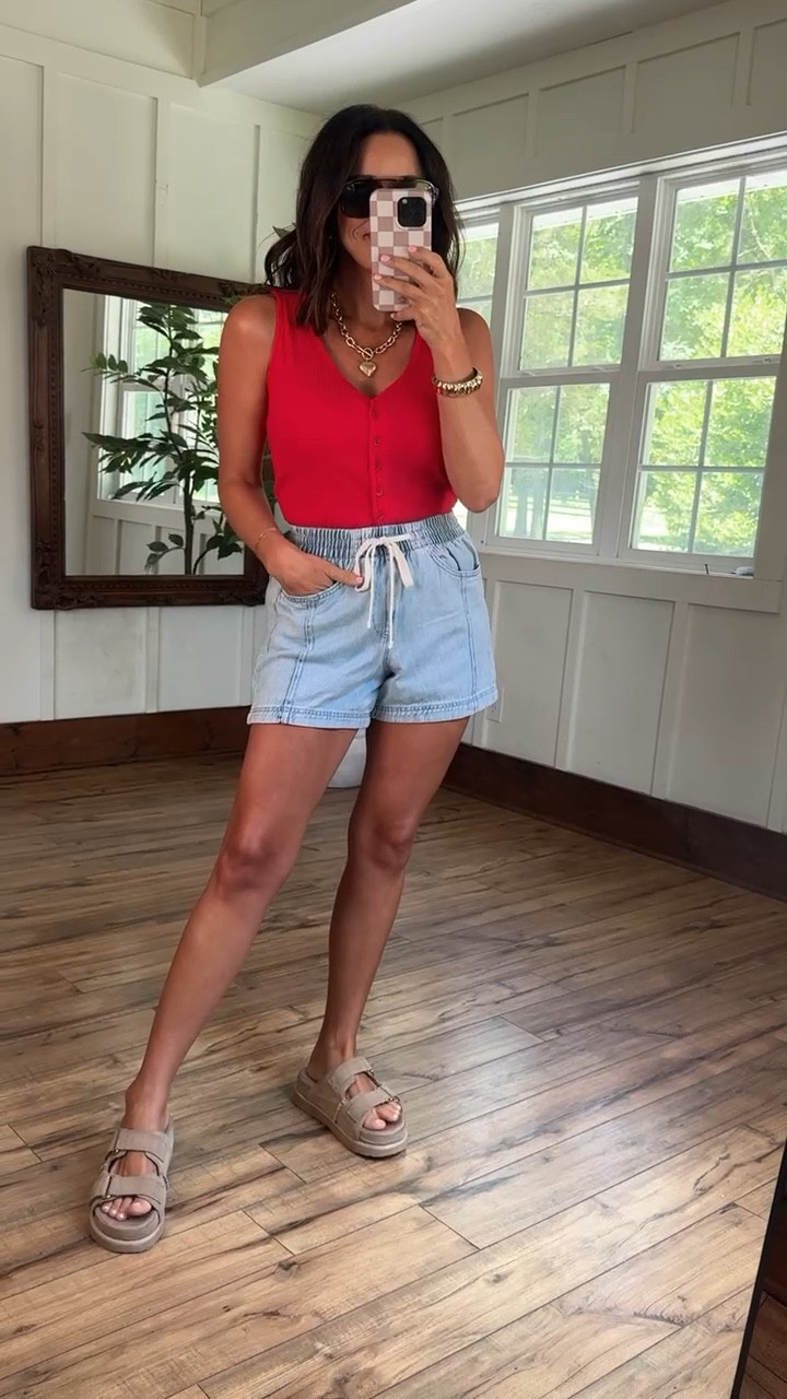Great casual summer look! This pair of elastic waistband denim shorts styled with a cute sleeveless top is your ideal daytime look.



Summer fashion  casual look  women’s outfit

#LTKBeauty #LTKStyleTip #LTKSeasonal