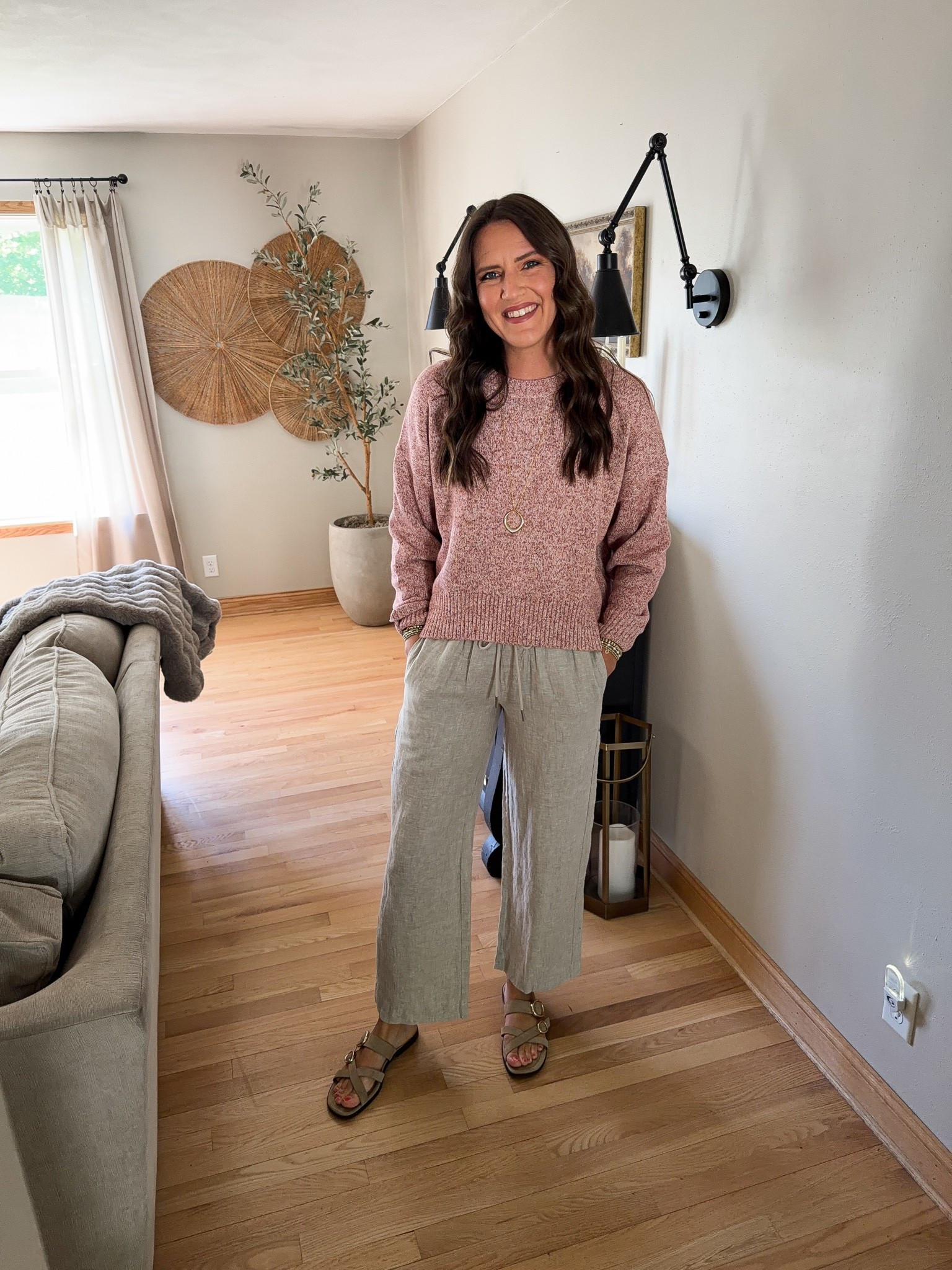 This is my second color in this @quince sweater and it’s one of my favorites! 100% organic cotton and such amazing quality. Also, if you’re in need of a good pair of linen pants, I highly recommend this option. #quincepartner