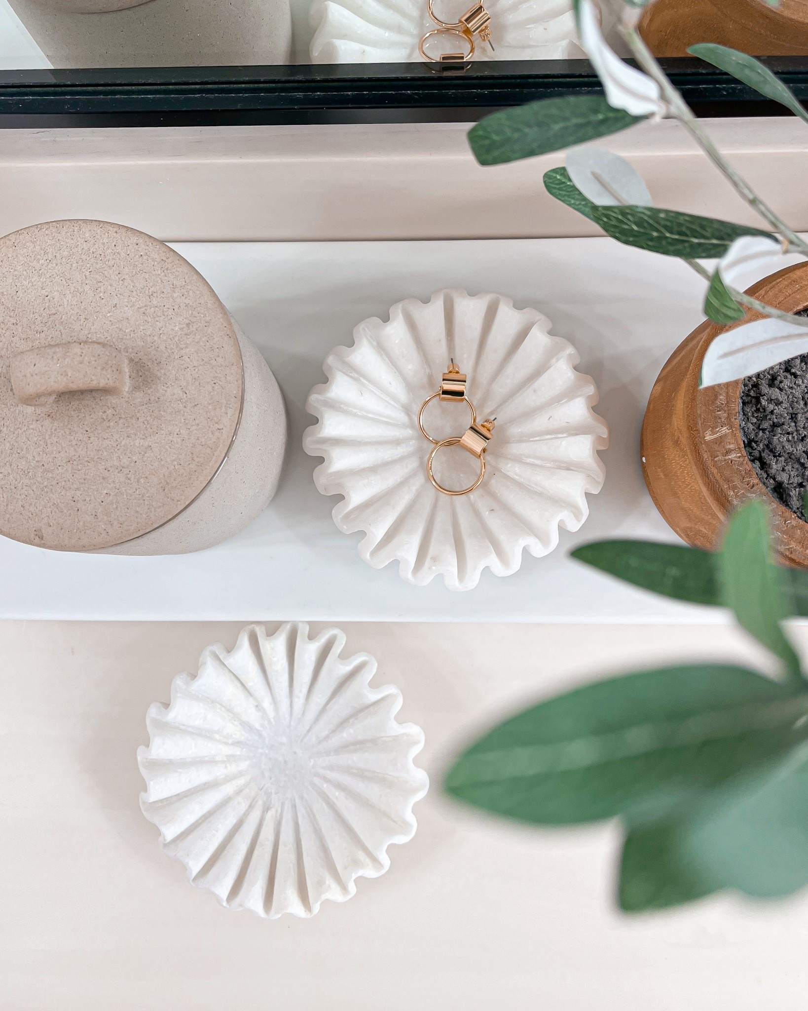 I have these cute little catch all dishes sprinkled all over my house

Amazon home finds, catch all dish, ceramic dish, bookshelf styling, Amazon prime day deals, Amazon decorating finds

#LTKSaleAlert #LTKSeasonal #LTKHome