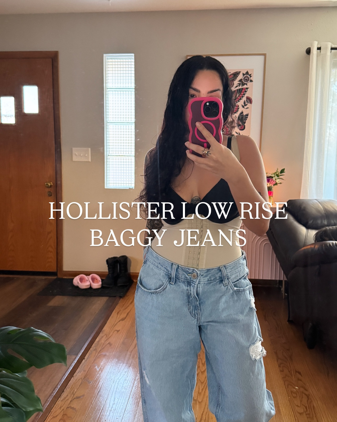 My fav pair of low rise baggy jeans from @hollister I have had them for a year and wear them all the time 👖 

#LTKdayinmylife #LTKmomlife #LTKootd