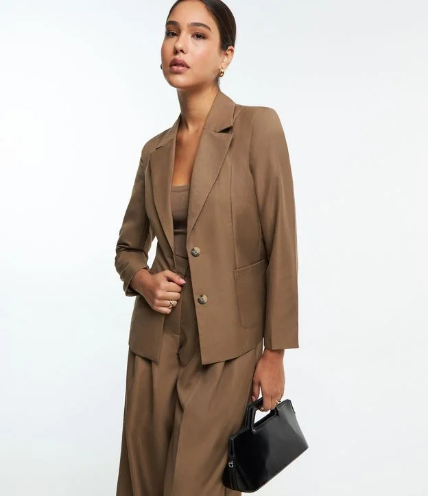 Blazer Alfaiatado com Abotoamento Simples e Bolsos Frontais Bege | Renner (BR)