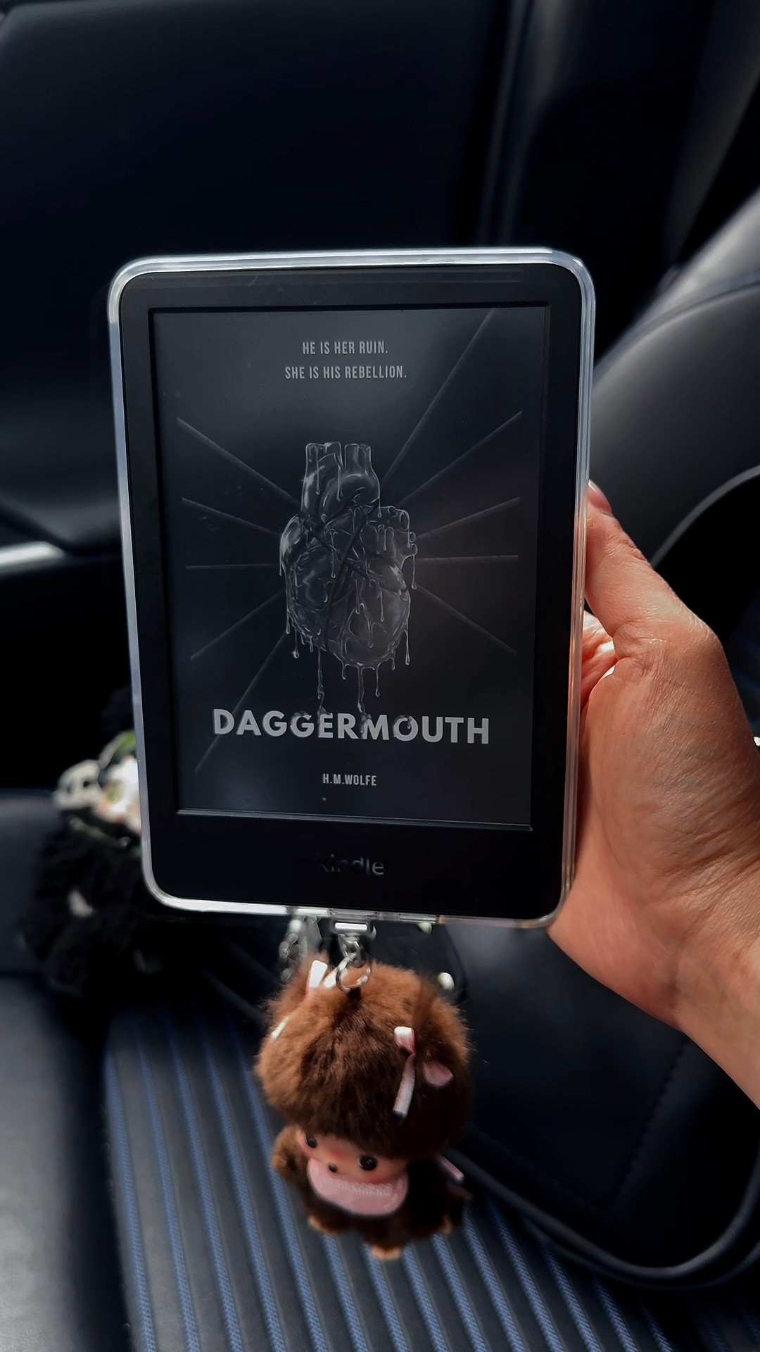 Kindle and trinkets 🖤